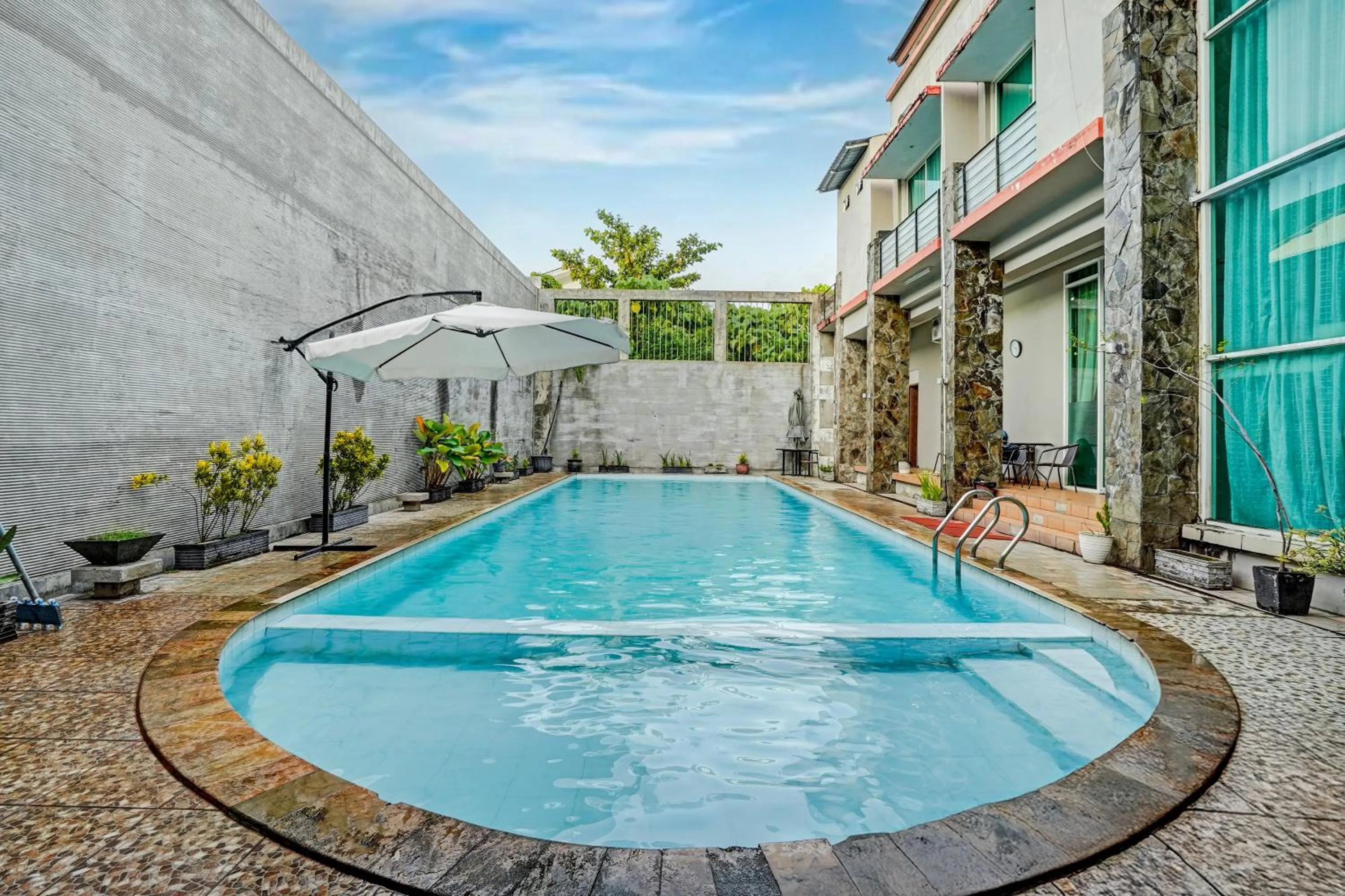 Swimming pool in Collection O Padang near Mesjid Raya Syekh Ahmad Al-Minangkabawi formerly Hotel Surya Palace