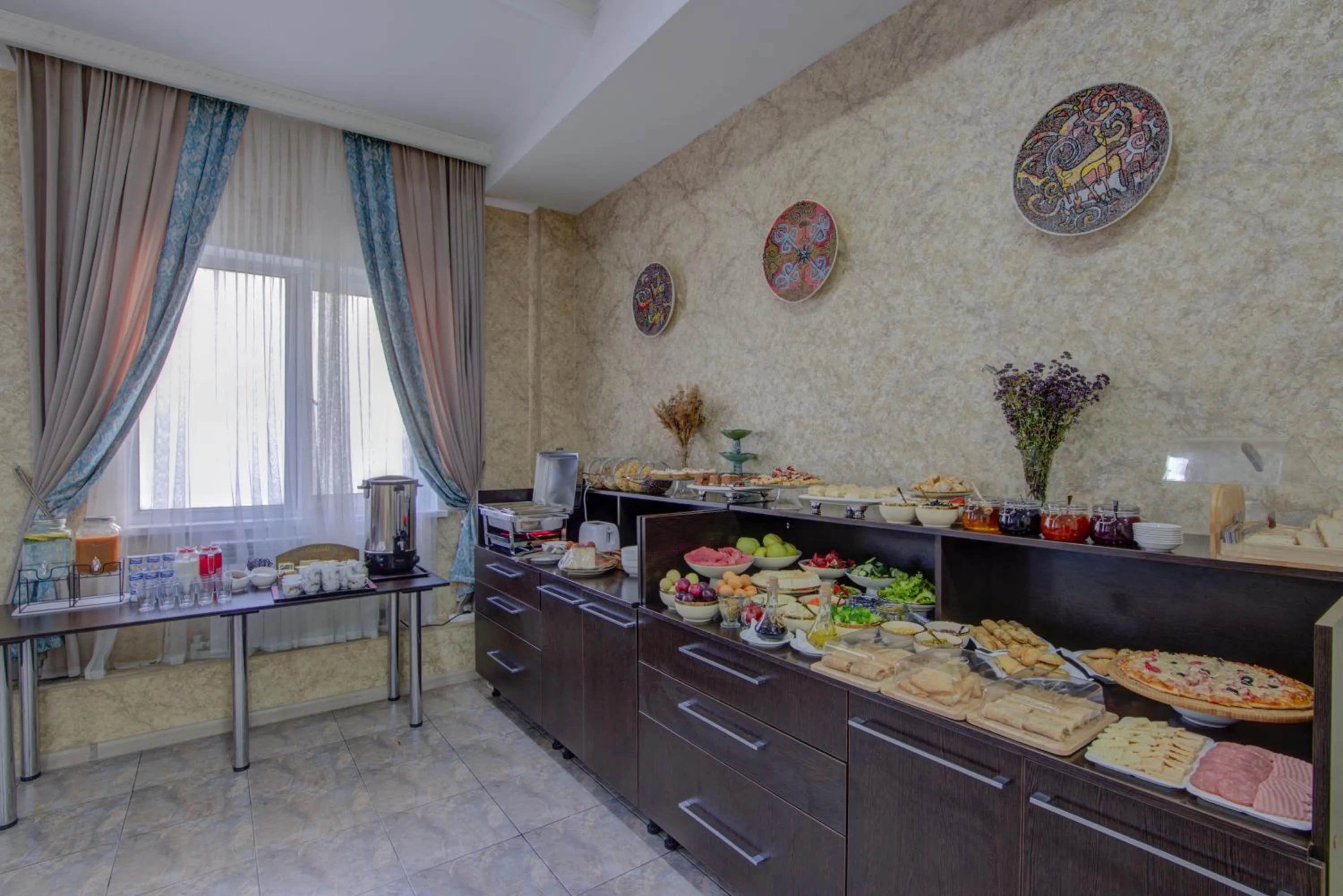 Restaurant/places to eat in Shah Palace Hotel