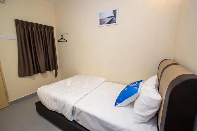 Bed in Southern Tip Hotel - City & 100m walk to McDonald's & FREE DOBI