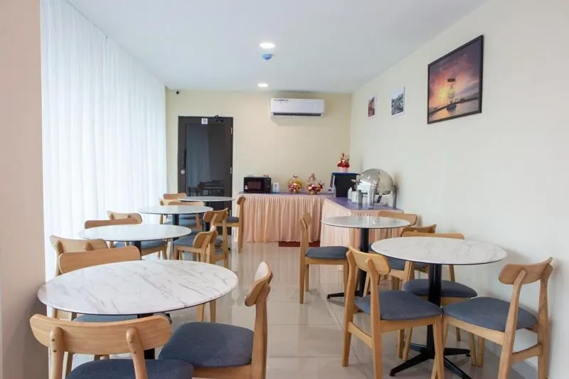 Restaurant/places to eat in Southern Tip Hotel - City & 100m walk to McDonald's & FREE DOBI