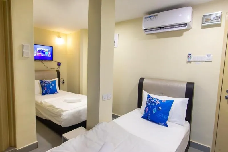 Bedroom, Bed in Southern Tip Hotel - City & 100m walk to McDonald's & FREE DOBI