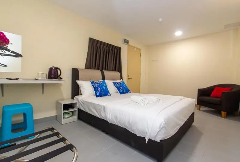 Bedroom, Bed in Southern Tip Hotel - City & 100m walk to McDonald's & FREE DOBI