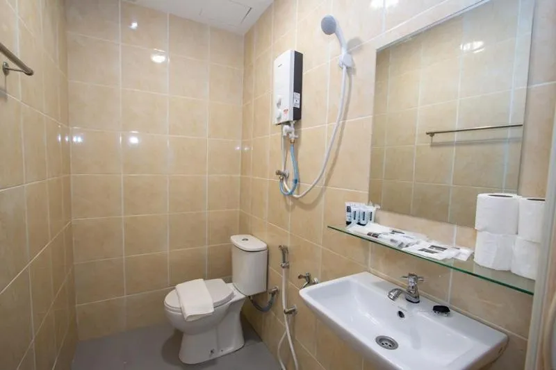Shower in Southern Tip Hotel - City & 100m walk to McDonald's & FREE DOBI