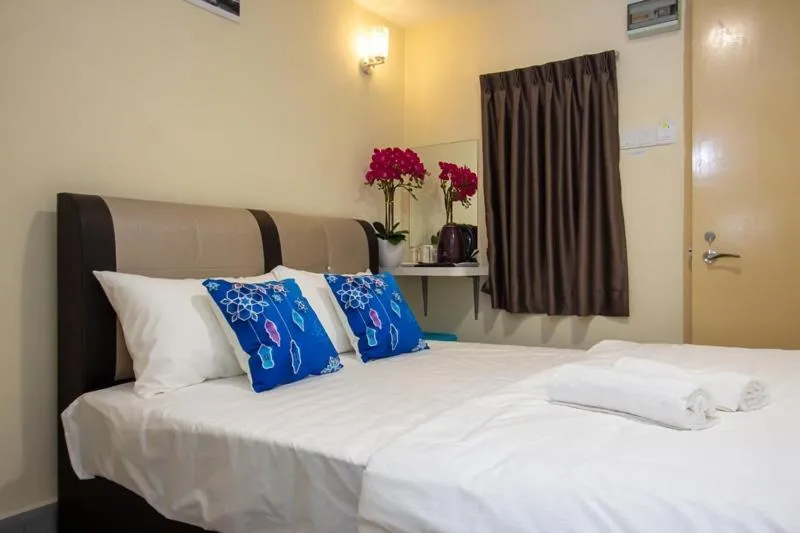 Bedroom, Bed in Southern Tip Hotel - City & 100m walk to McDonald's & FREE DOBI