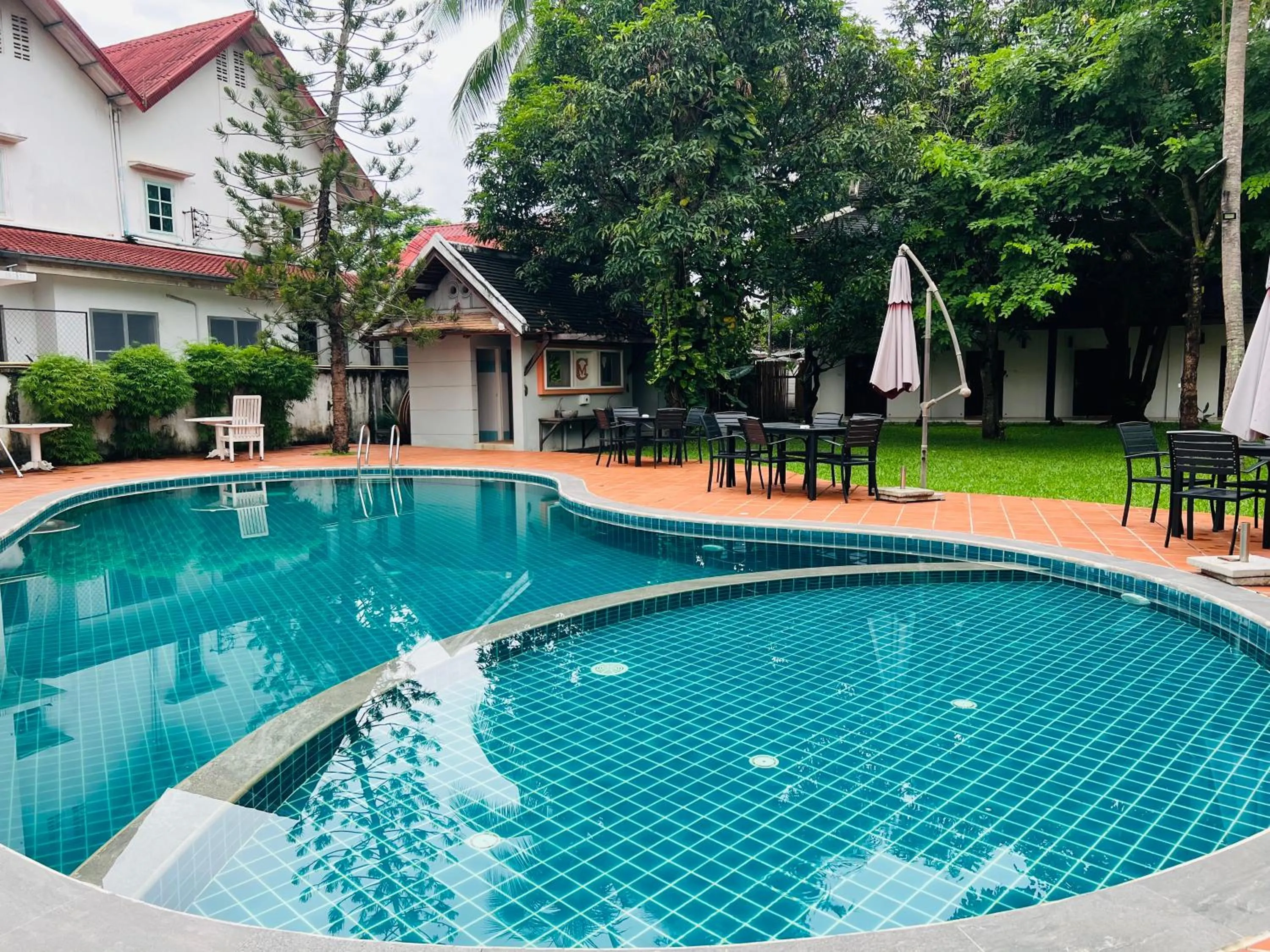 Swimming pool in Meuangluang Hotel