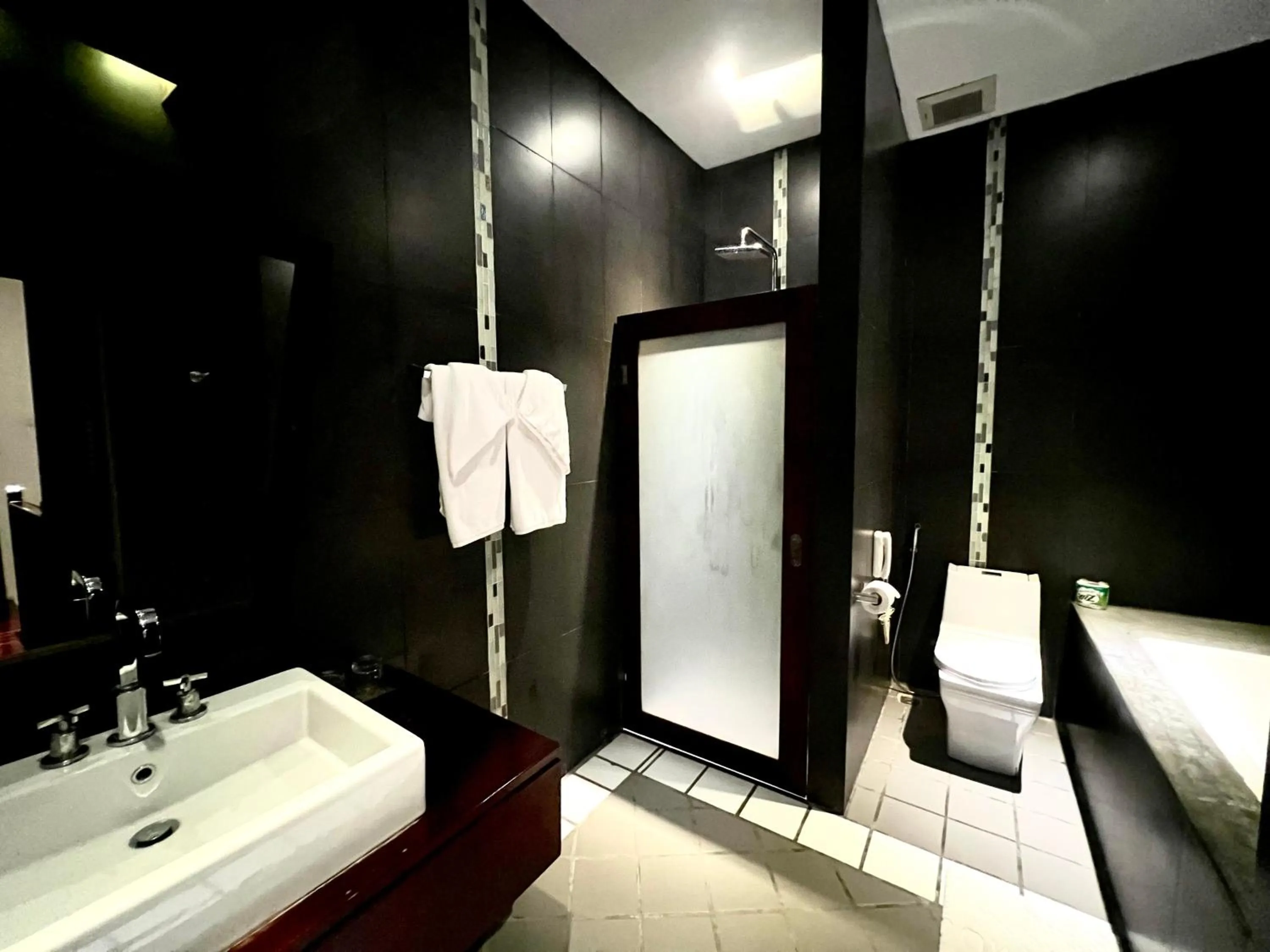 Bathroom in Meuangluang Hotel