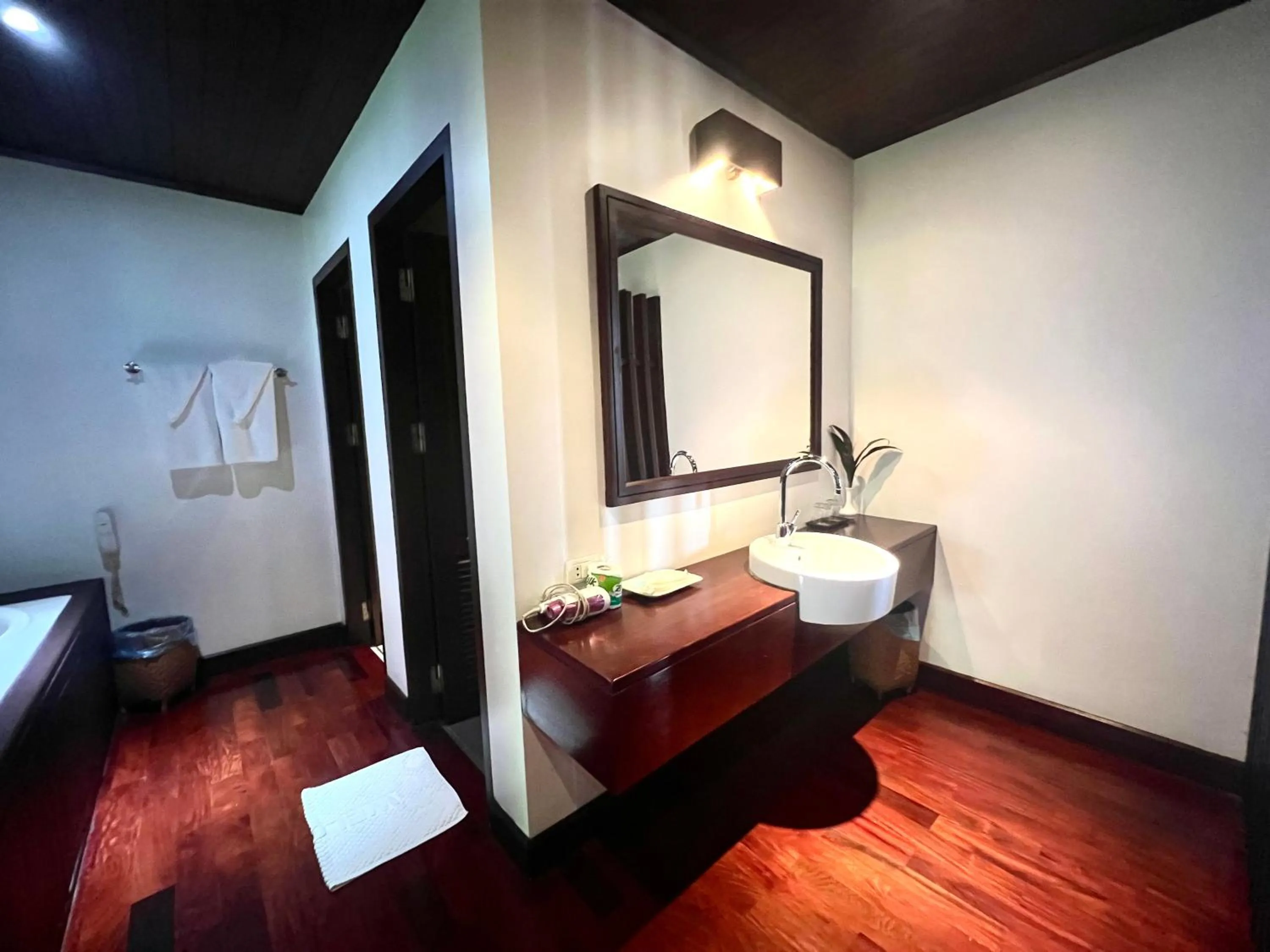 Bathroom in Meuangluang Hotel