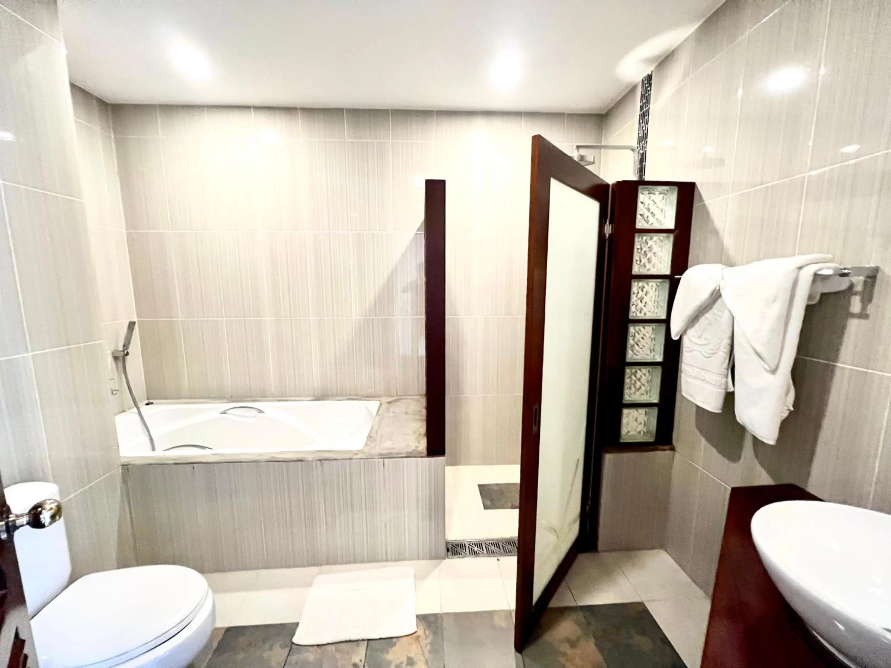 Bathroom in Meuangluang Hotel