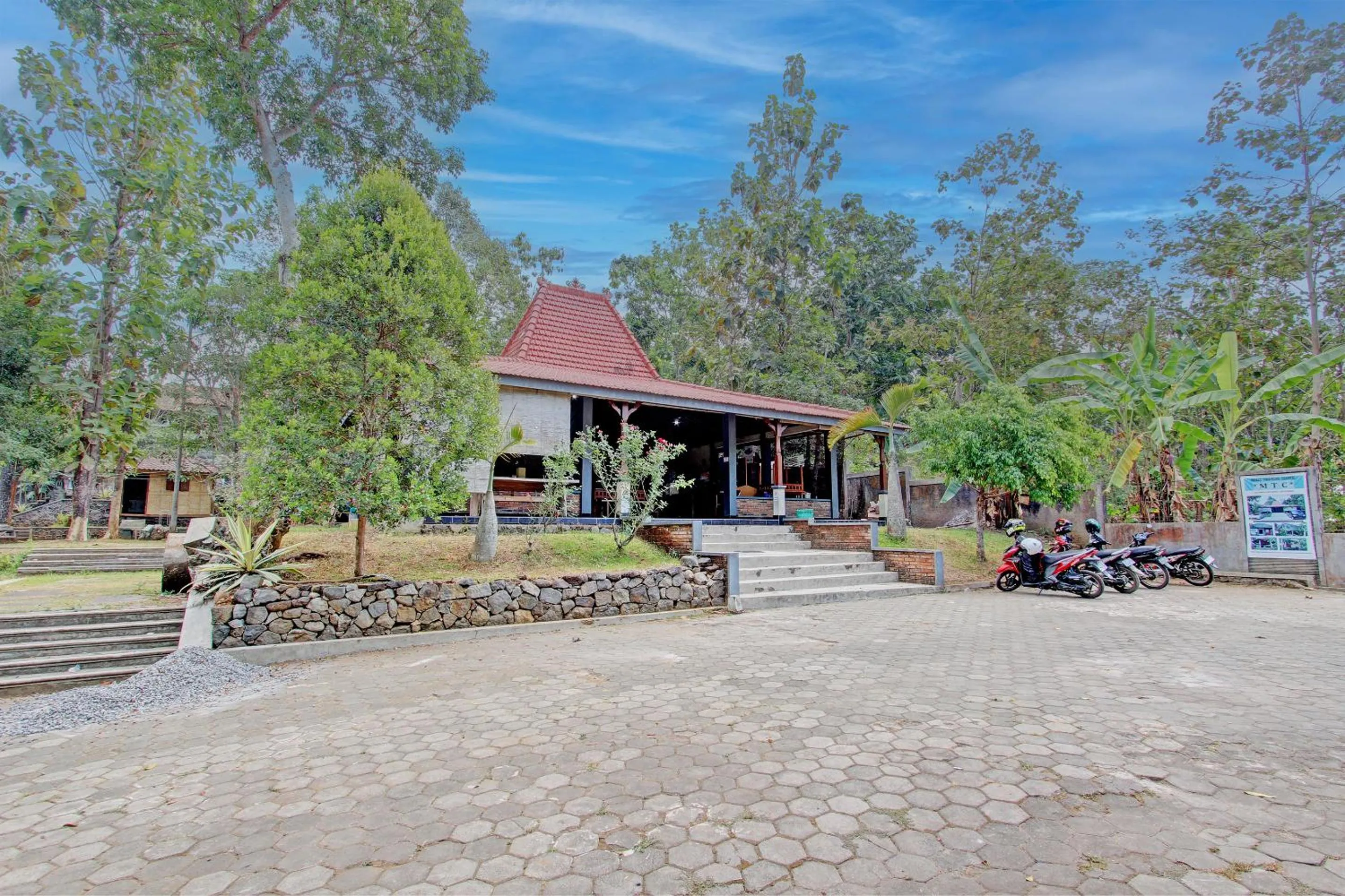 Facade/entrance in Hotel O Mtc Bunk Bed