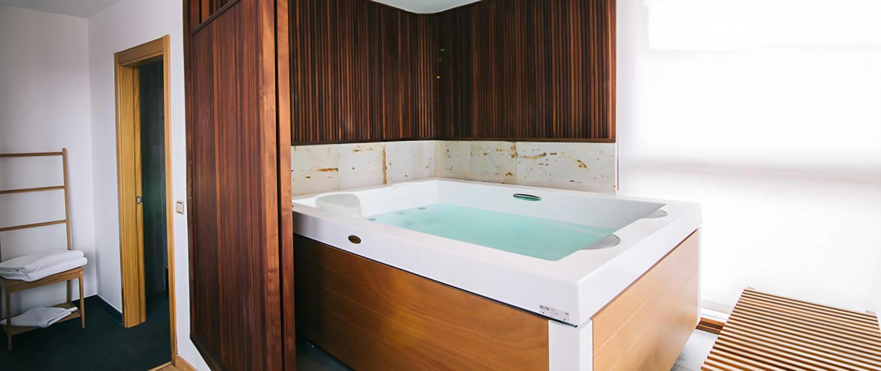 Hot Tub in Hotel Rural Quercus Tierra