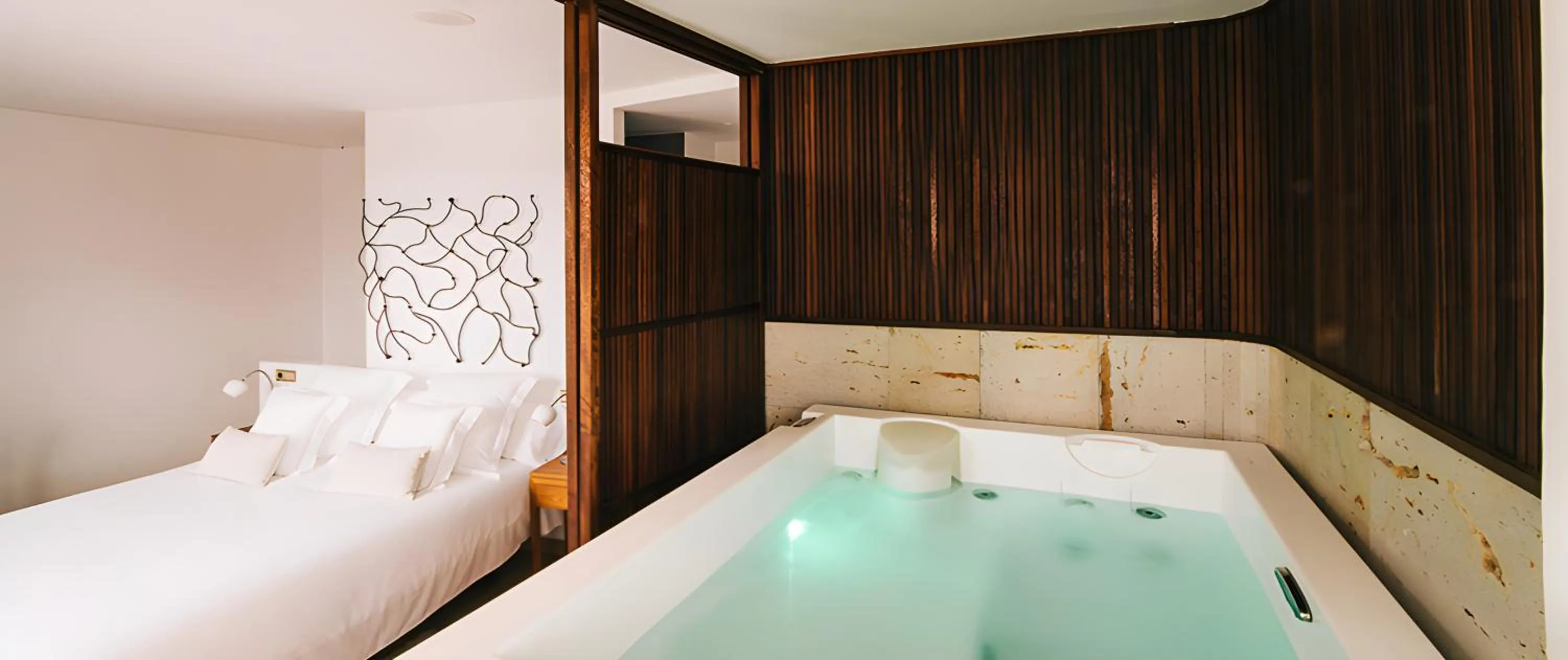 Hot Tub, Bed in Hotel Rural Quercus Tierra