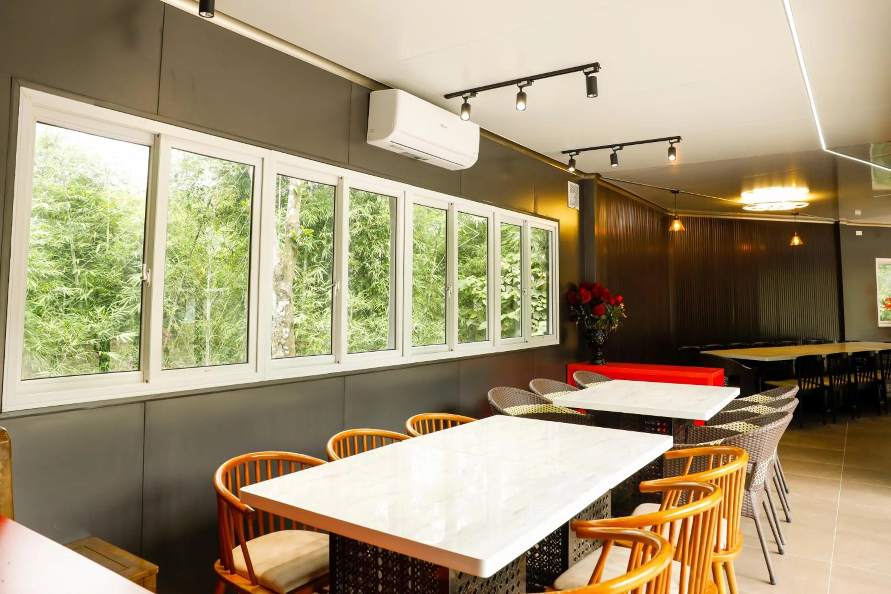 Restaurant/places to eat in Halo Retreat