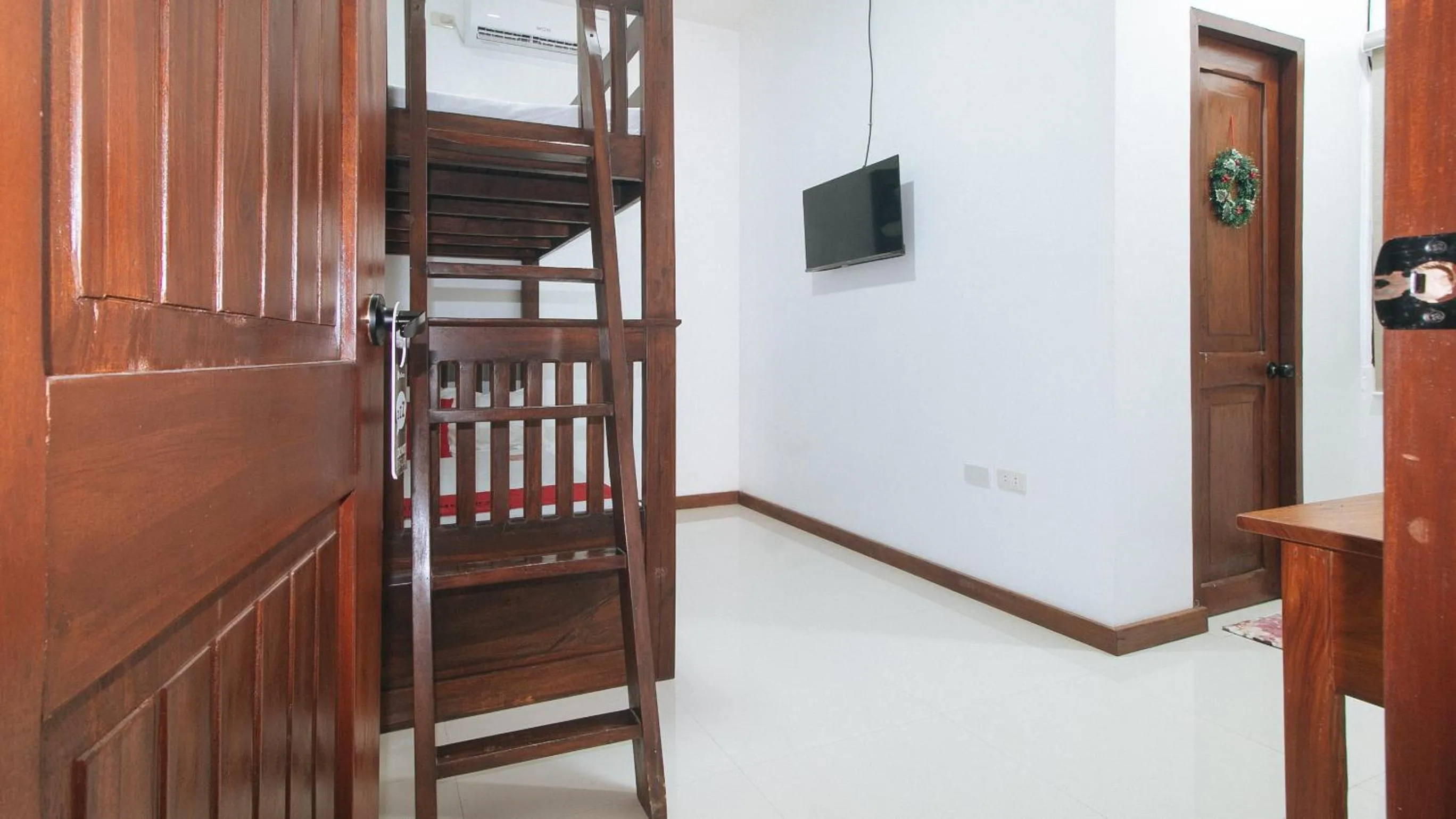 TV and multimedia, Bed in RedDoorz at Casa Rafaelle Transient Ilocos Sur