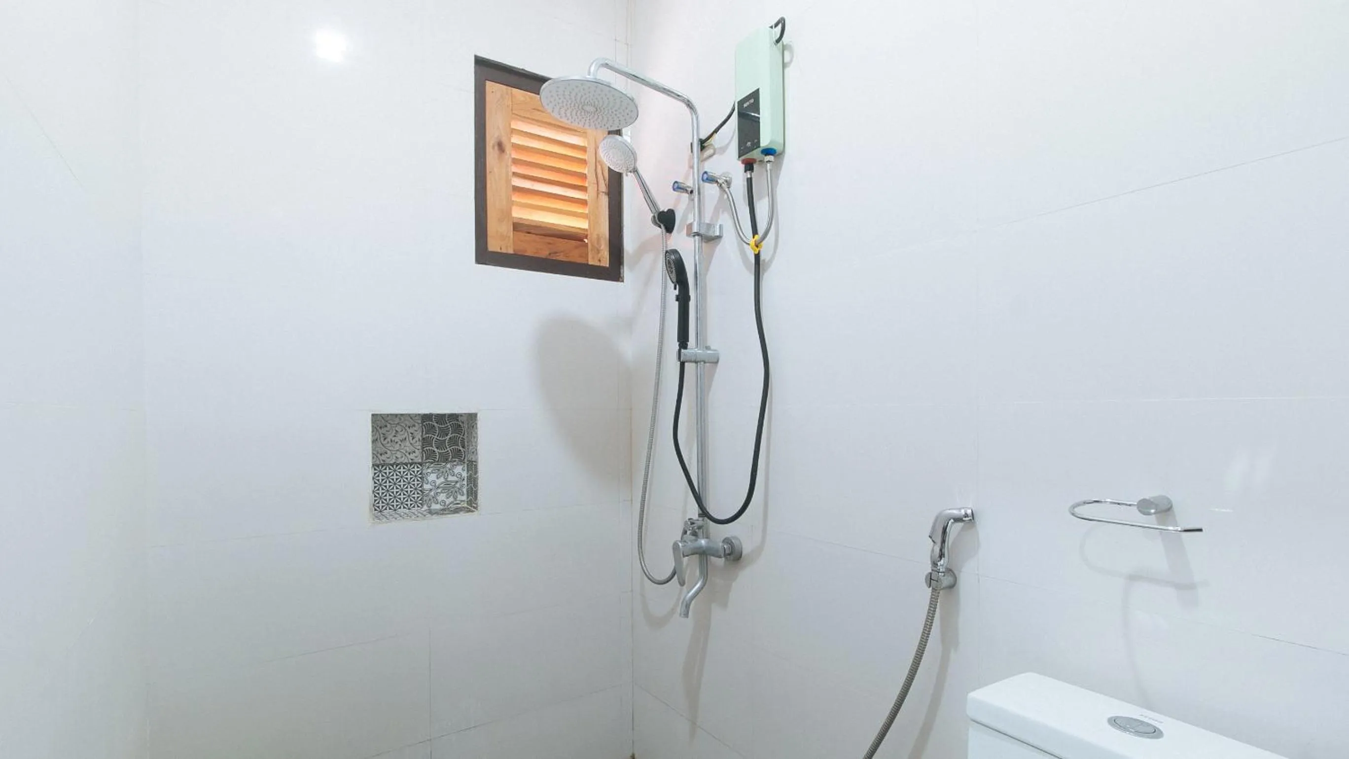 Shower in RedDoorz at Casa Rafaelle Transient Ilocos Sur