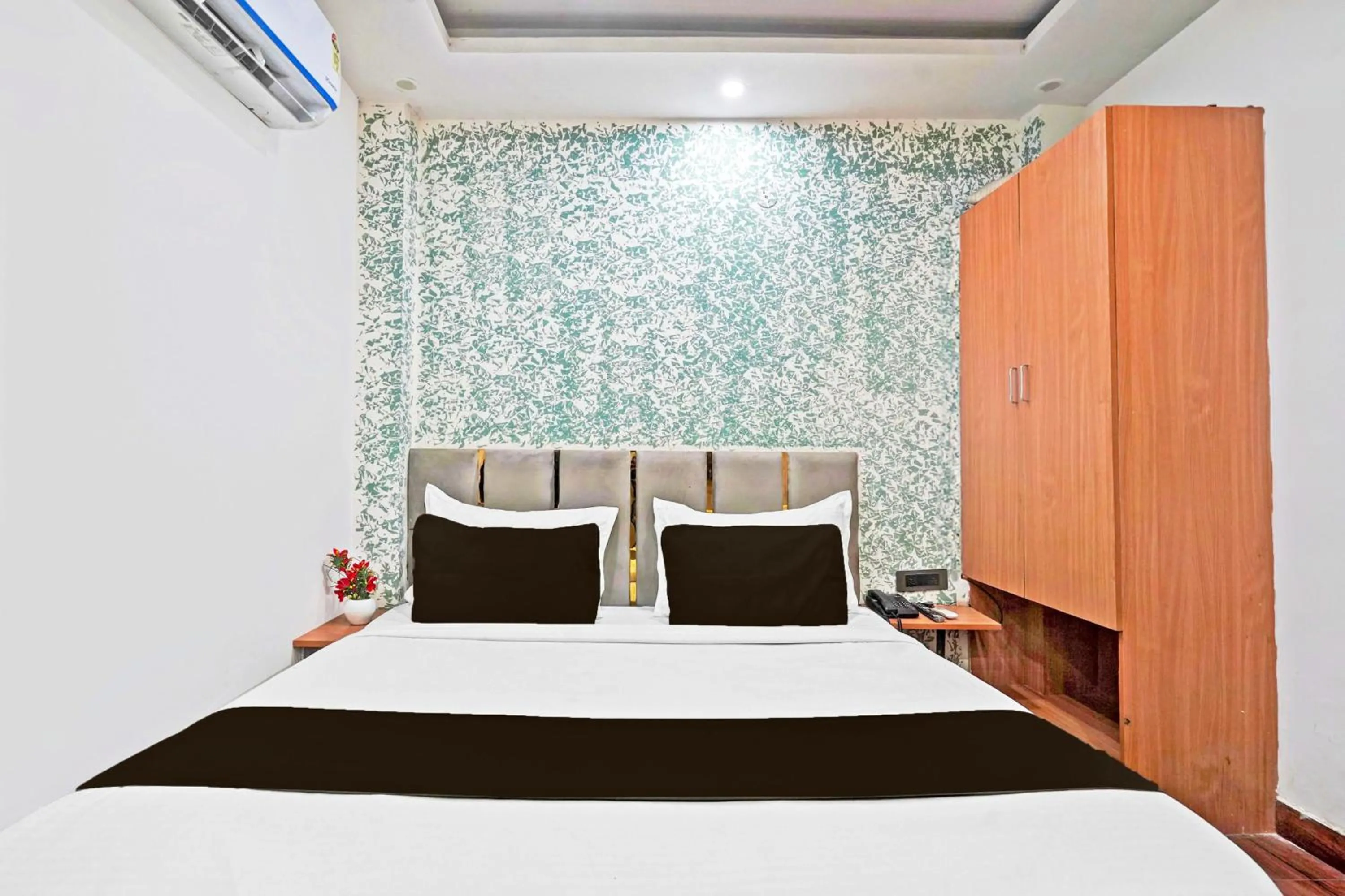 Bedroom, Bed in Super Hotel O Twamev Residency