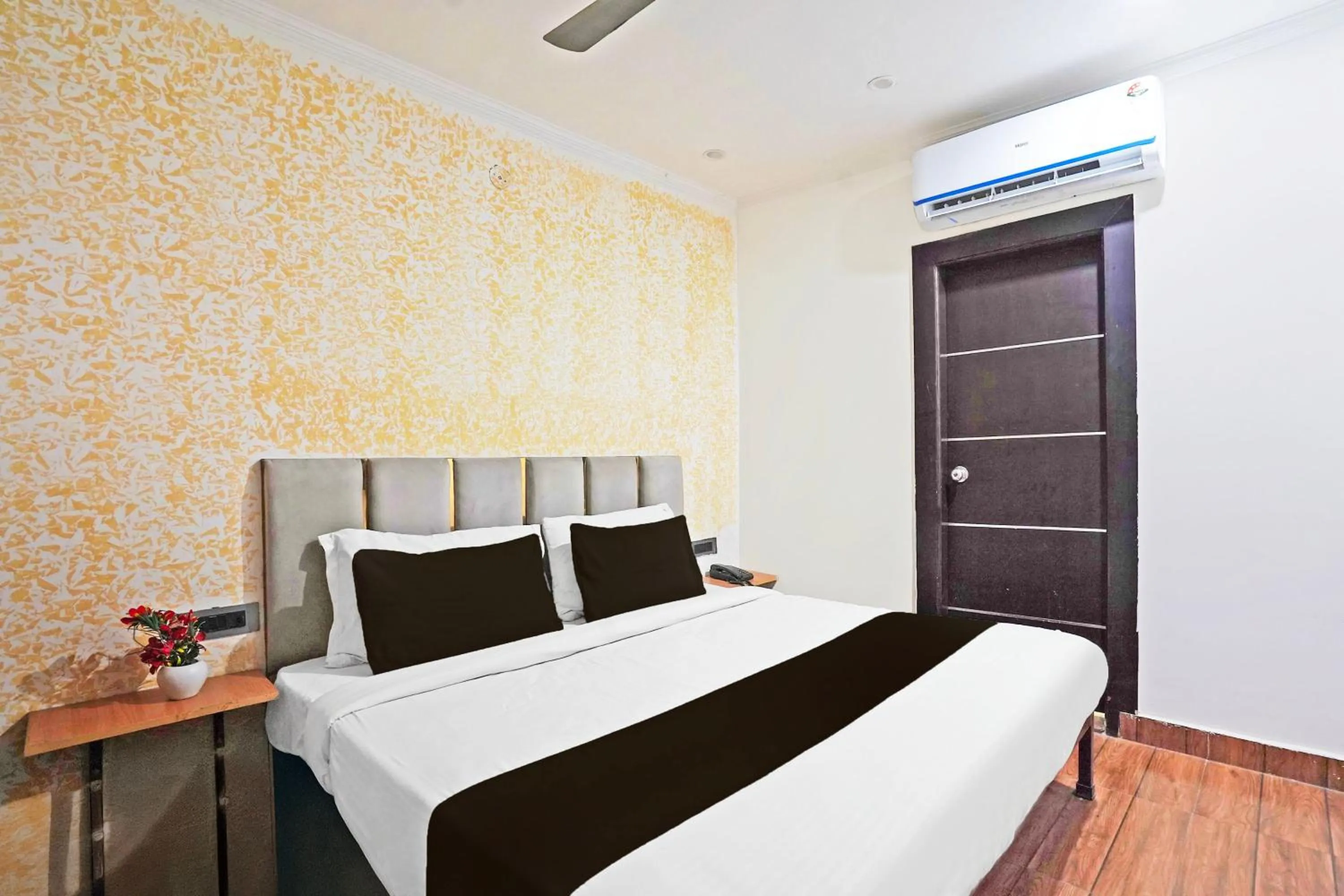 Bedroom, Bed in Super Hotel O Twamev Residency
