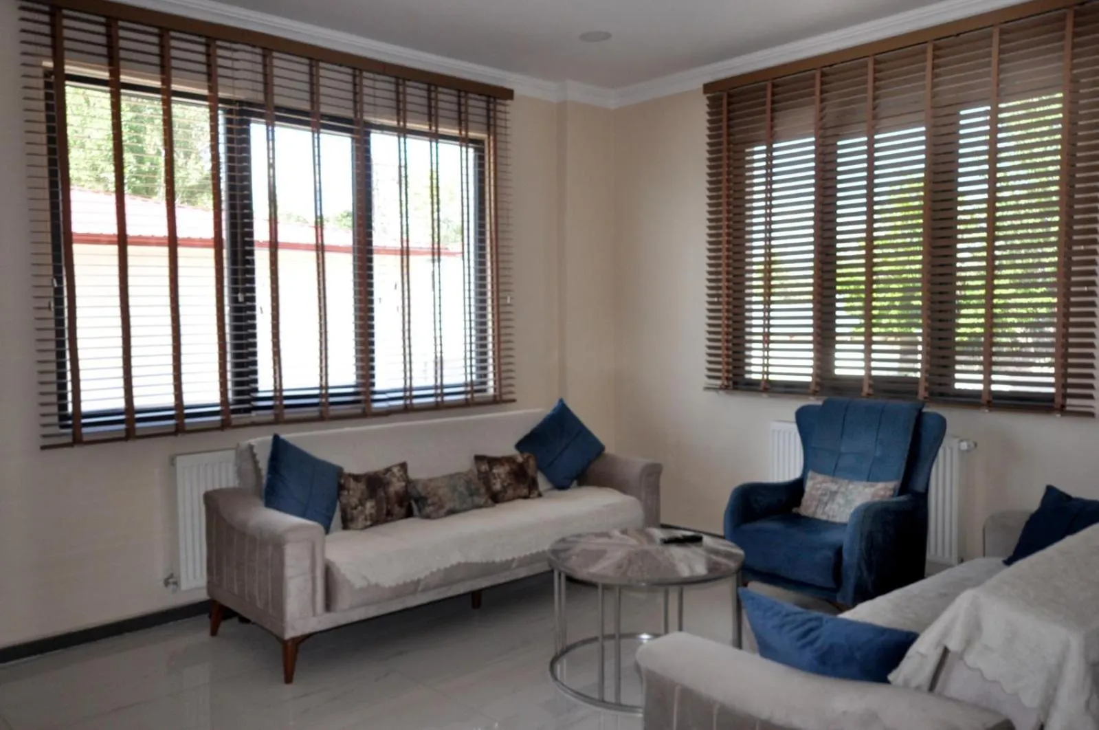 Communal lounge/ TV room in Arpaçay Apart Otel