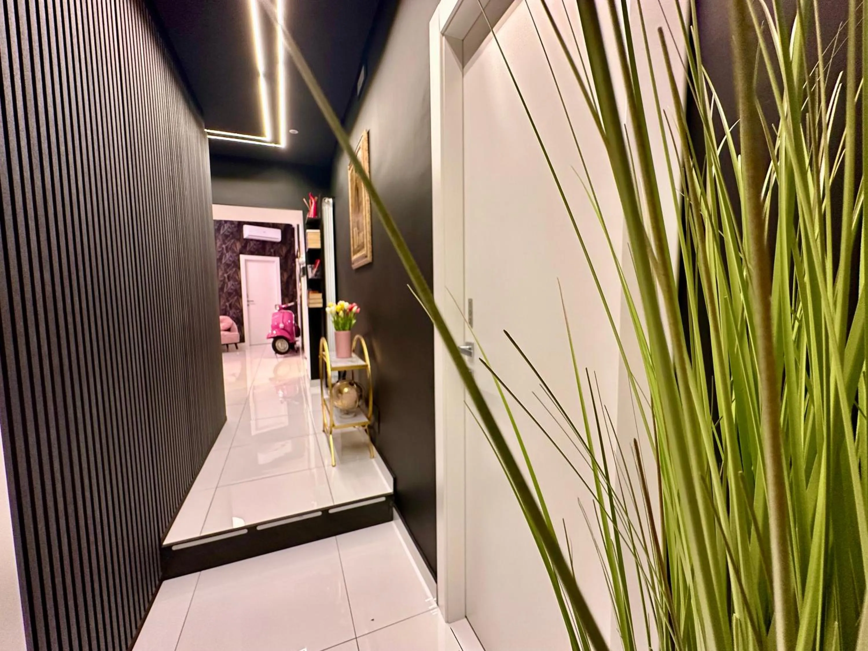 Decorative detail in Elegance Rooms Spaccanapoli