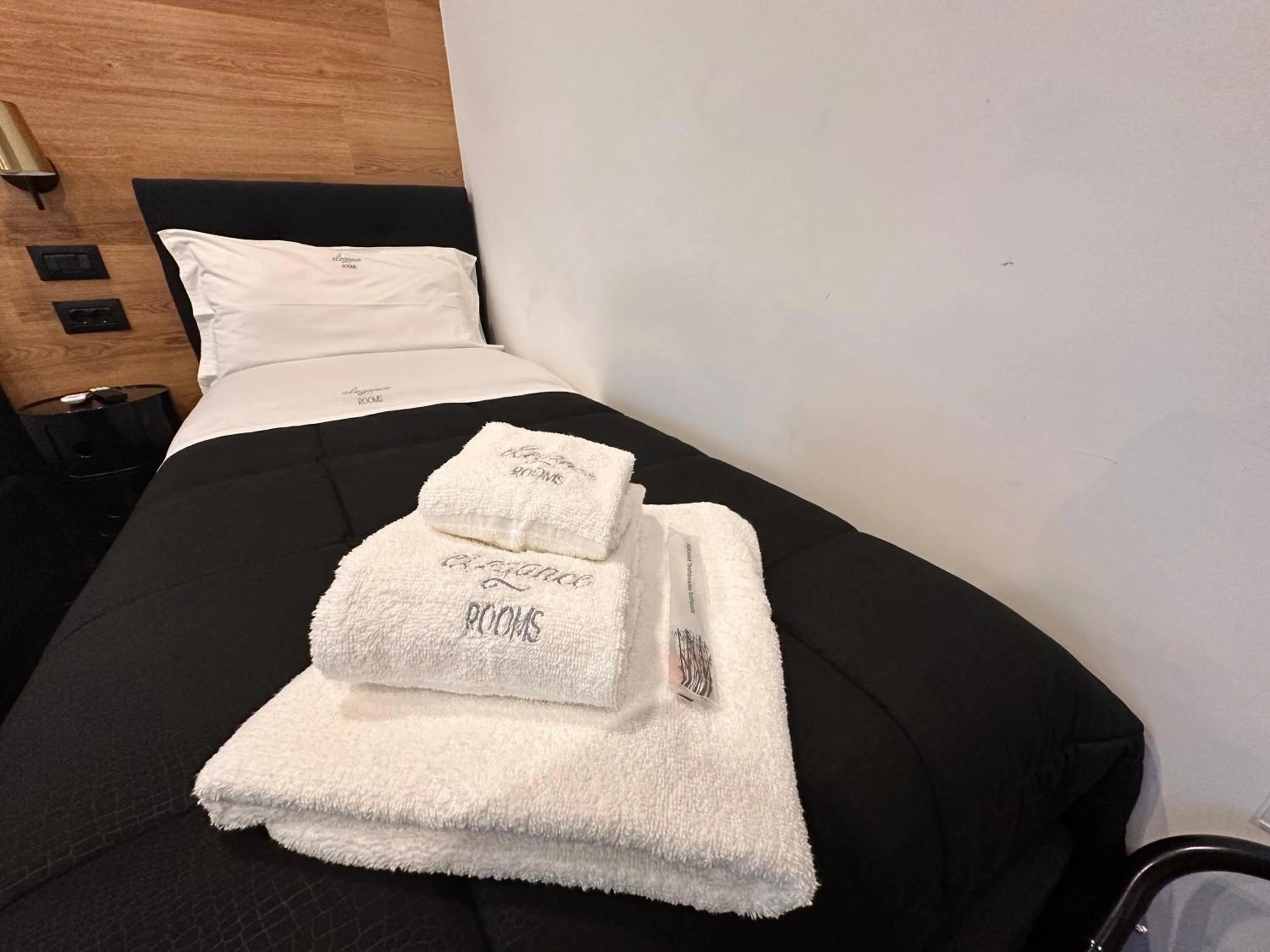 Bedroom, Bed in Elegance Rooms Spaccanapoli