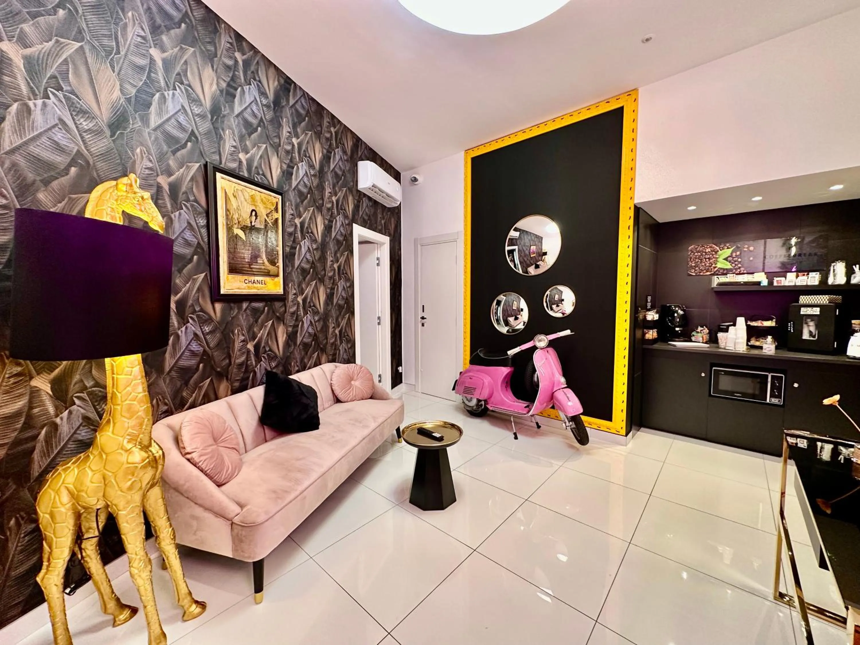 Living room, Bed in Elegance Rooms Spaccanapoli