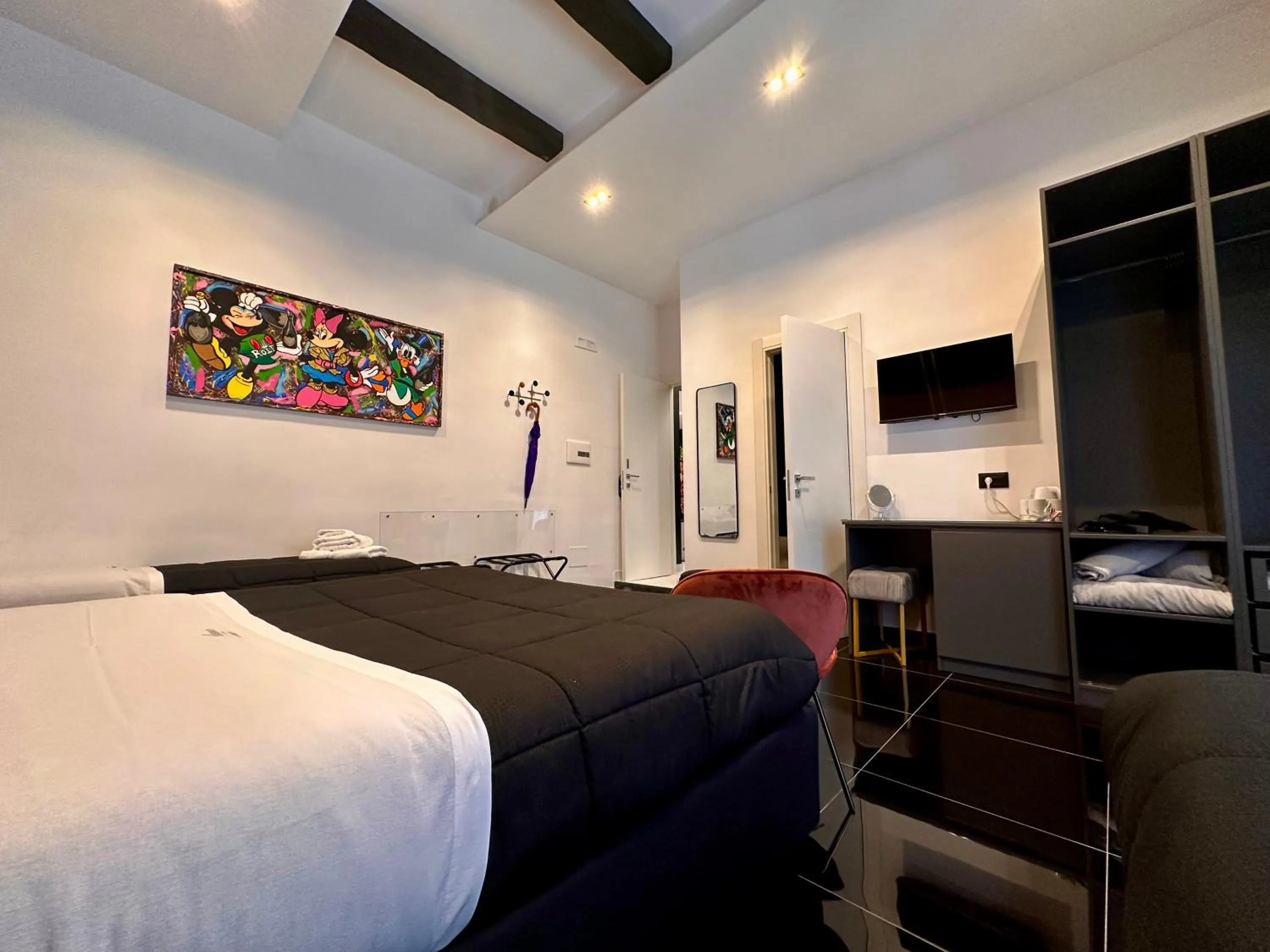 Photo of the whole room, Bed in Elegance Rooms Spaccanapoli