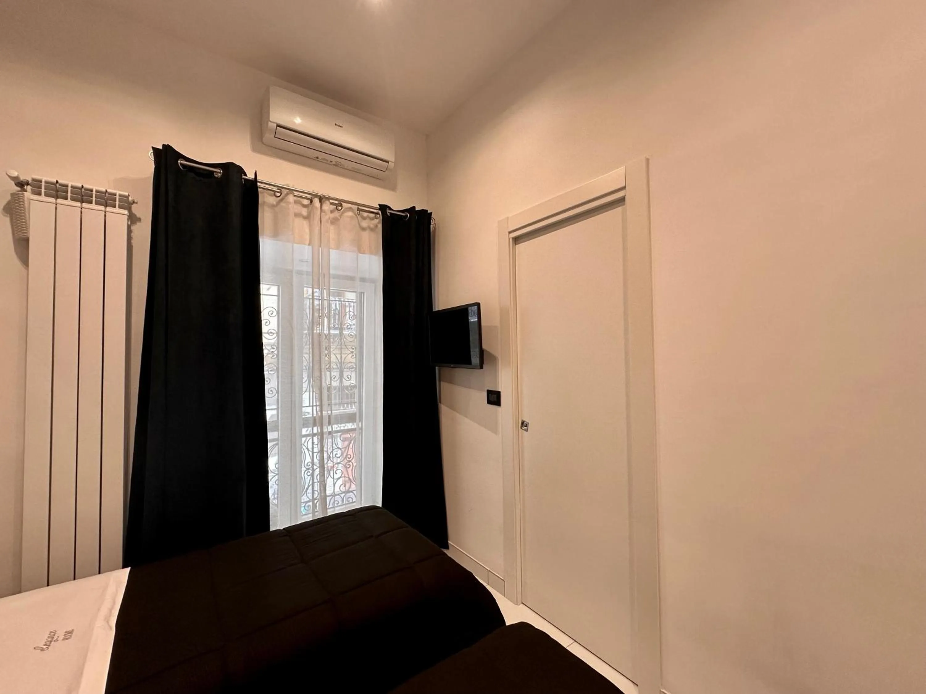 Photo of the whole room, Bed in Elegance Rooms Spaccanapoli