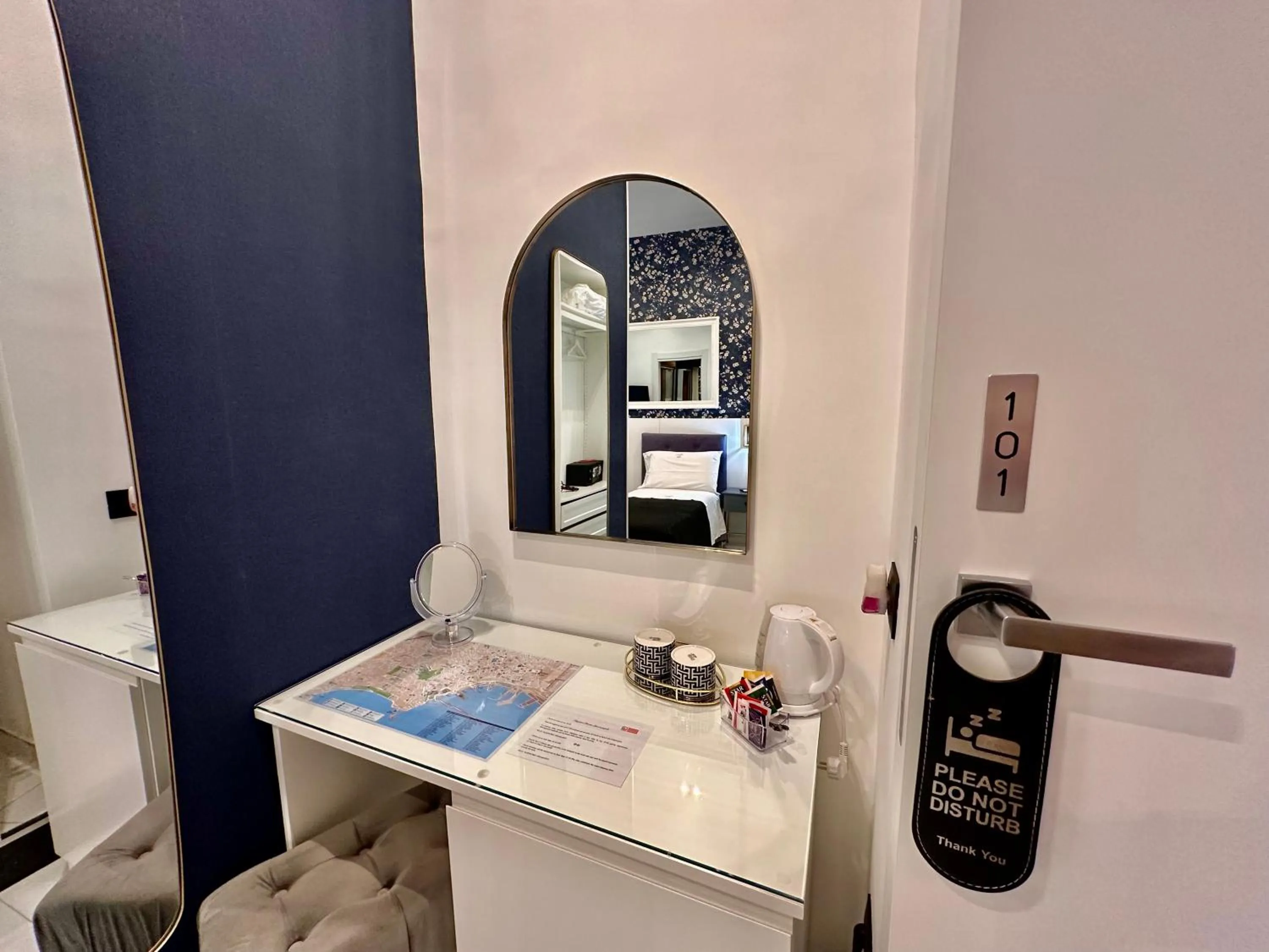 Decorative detail in Elegance Rooms Spaccanapoli