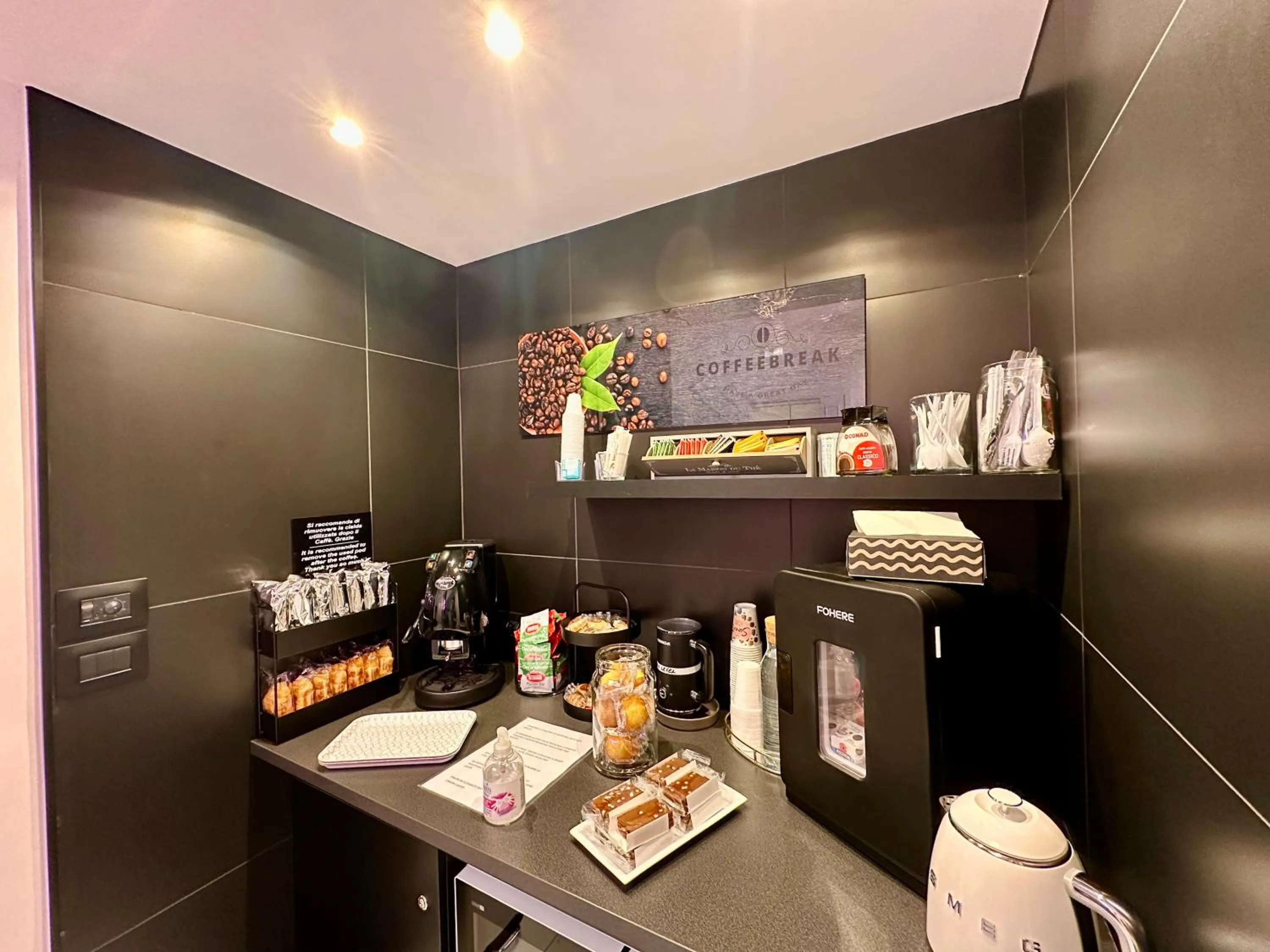 Coffee/tea facilities in Elegance Rooms Spaccanapoli