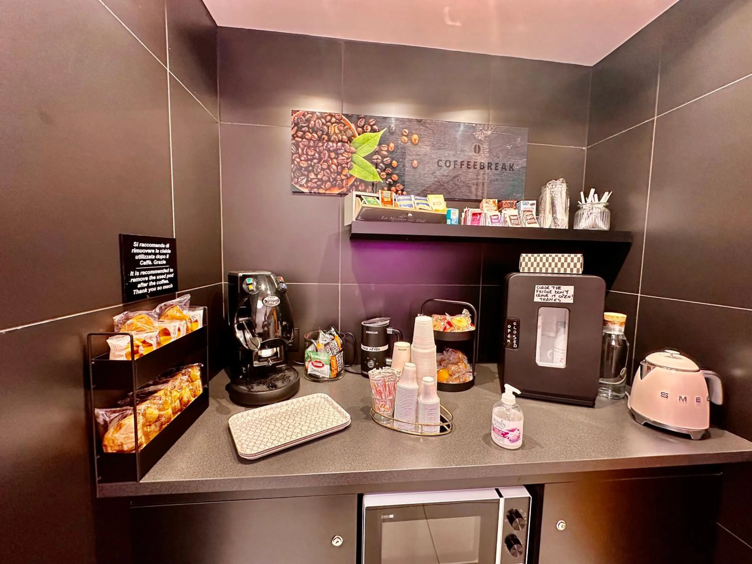 Food and drinks in Elegance Rooms Spaccanapoli