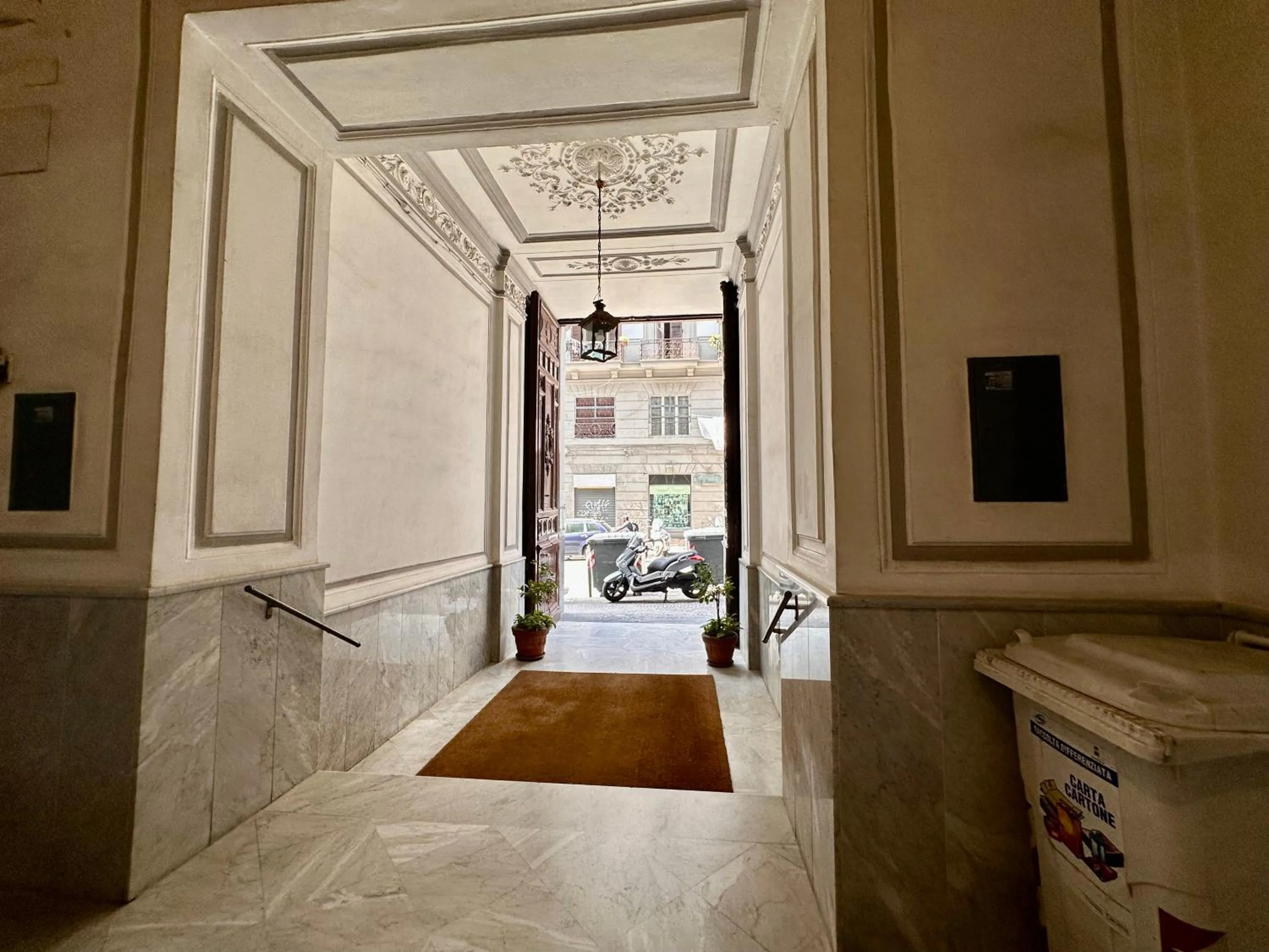 Facade/entrance in Elegance Rooms Spaccanapoli