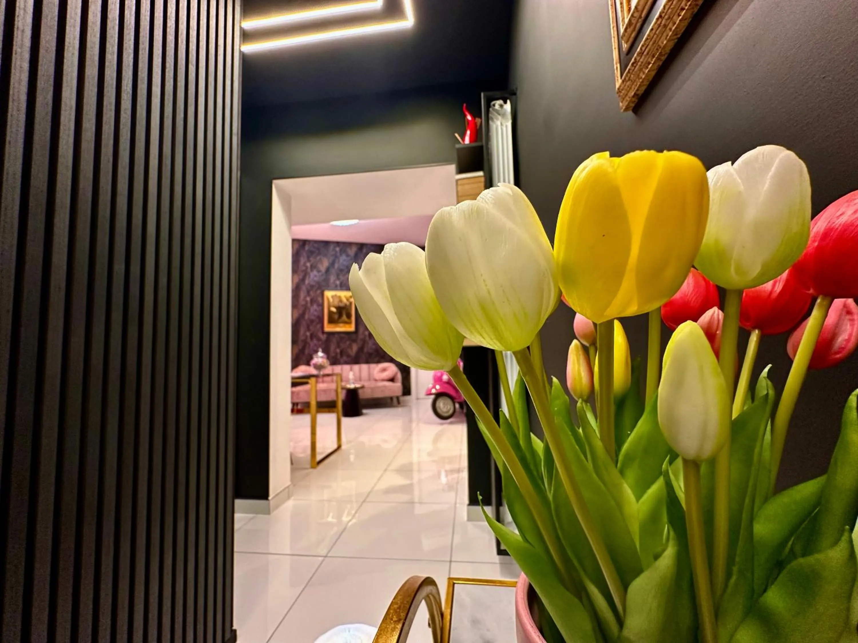 Decorative detail in Elegance Rooms Spaccanapoli