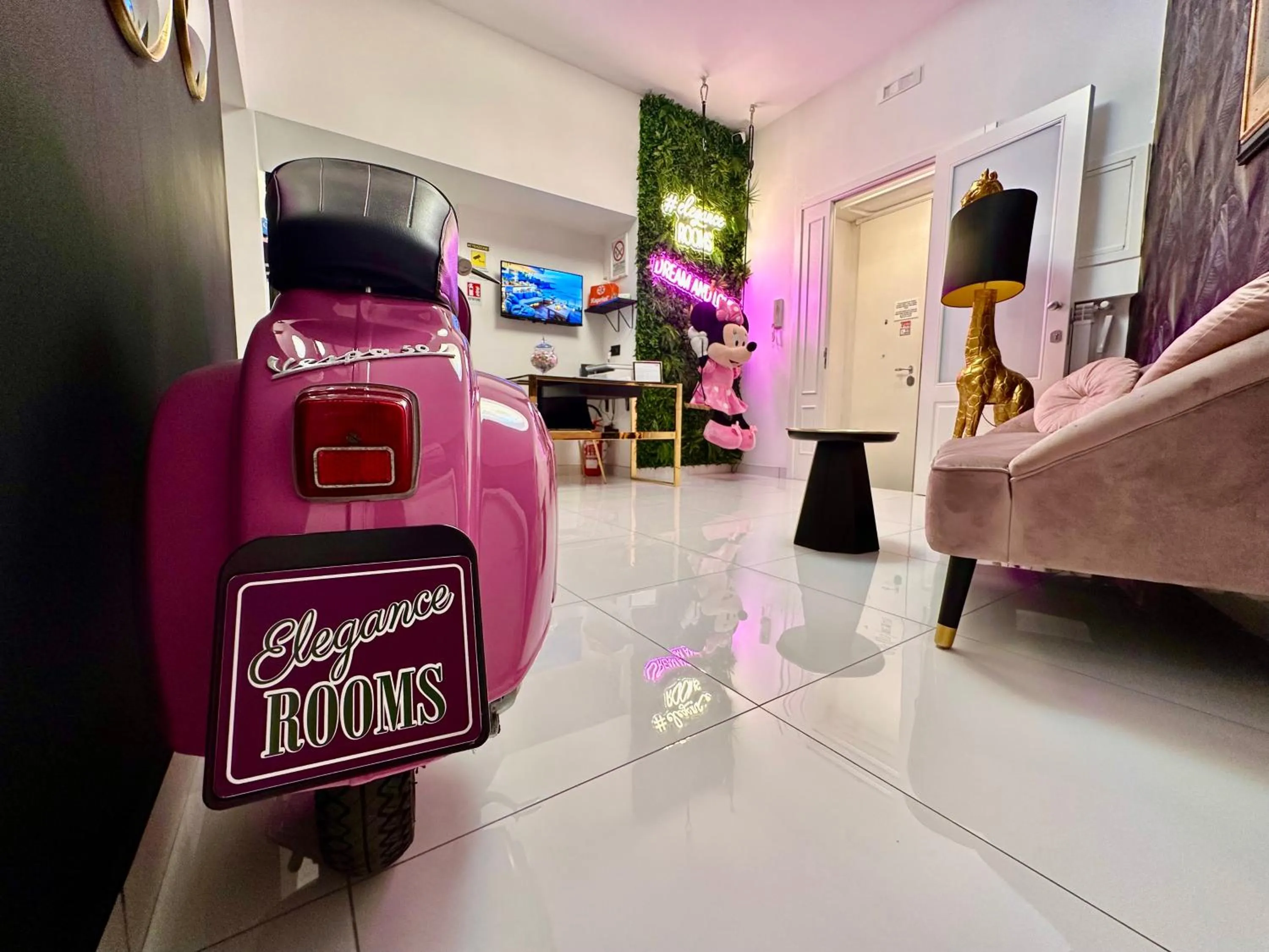 Lobby or reception, Bed in Elegance Rooms Spaccanapoli