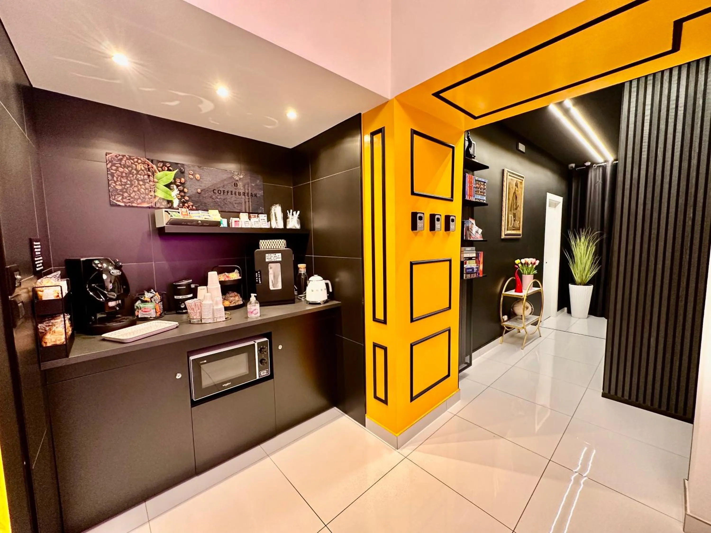 Coffee/tea facilities in Elegance Rooms Spaccanapoli