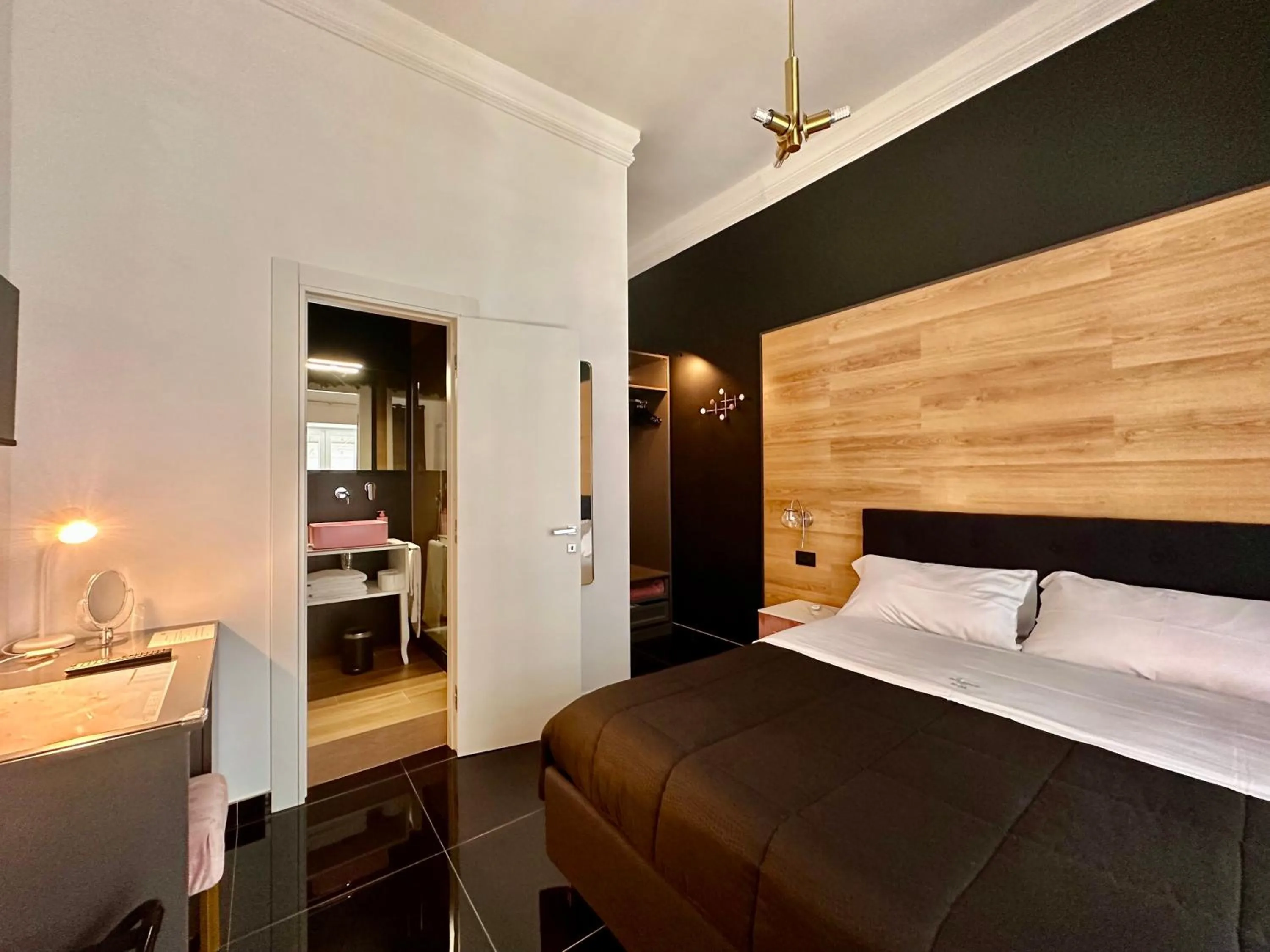 Photo of the whole room, Bed in Elegance Rooms Spaccanapoli