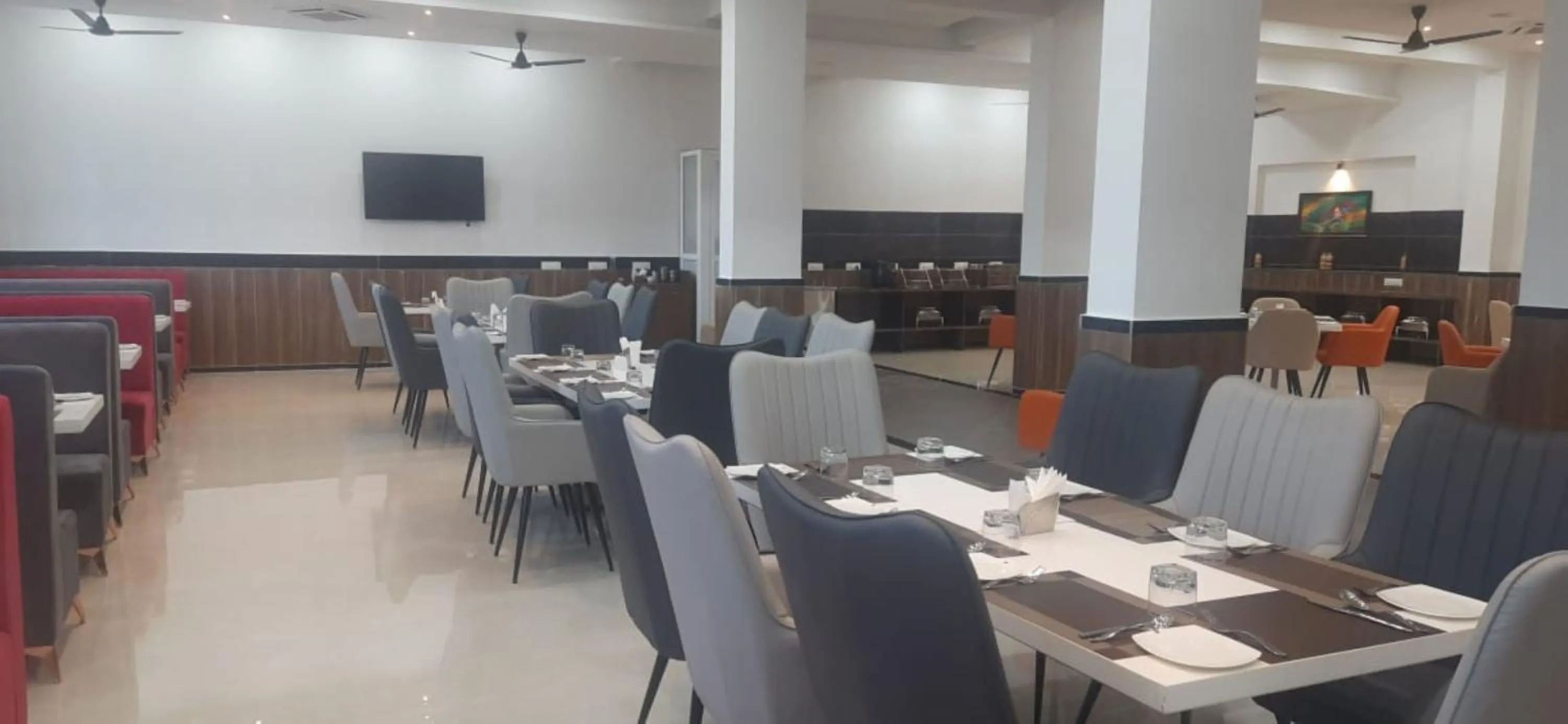 Restaurant/places to eat in Kankidham Lords Inn