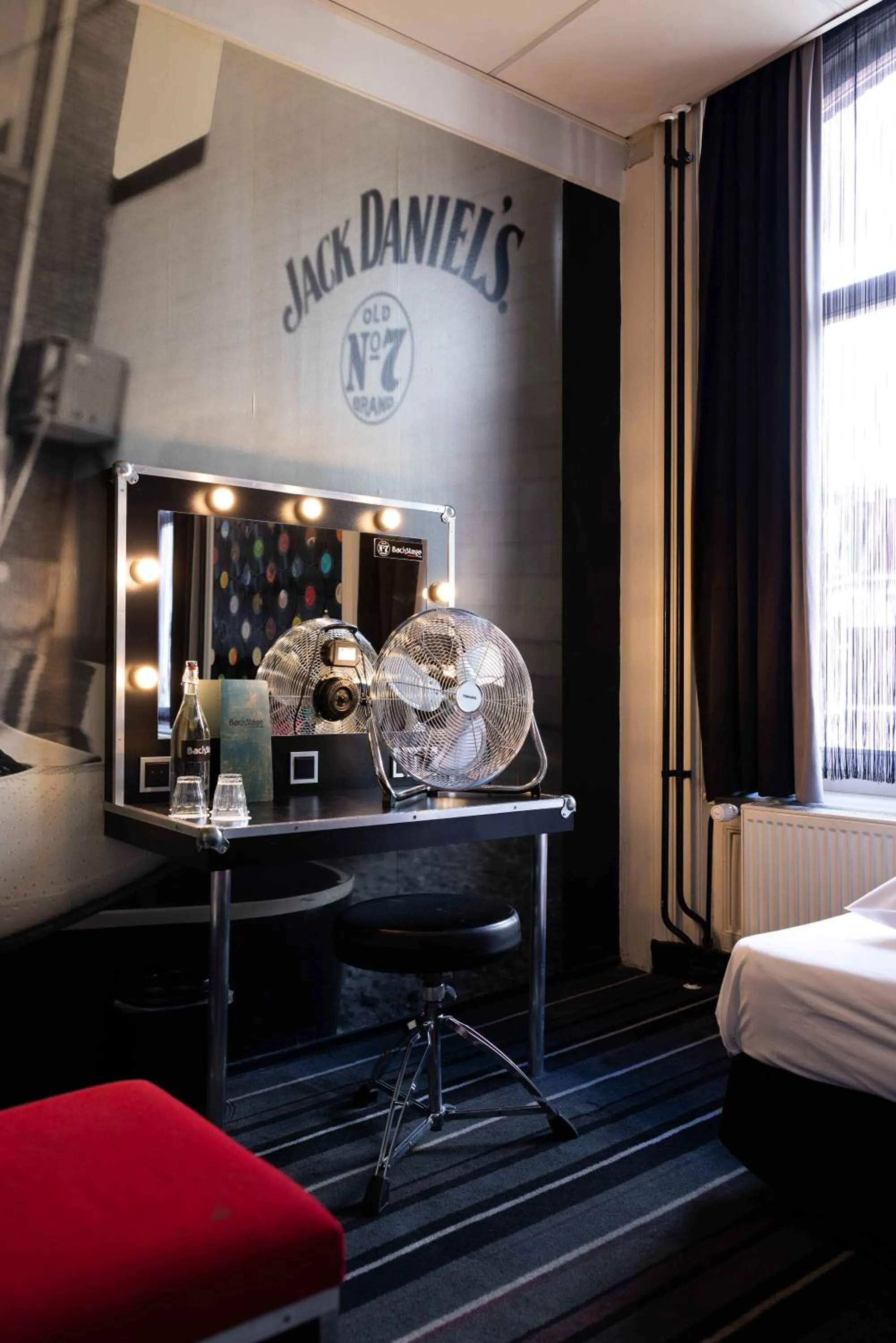 Seating area, Bed in Backstage Hotel Amsterdam