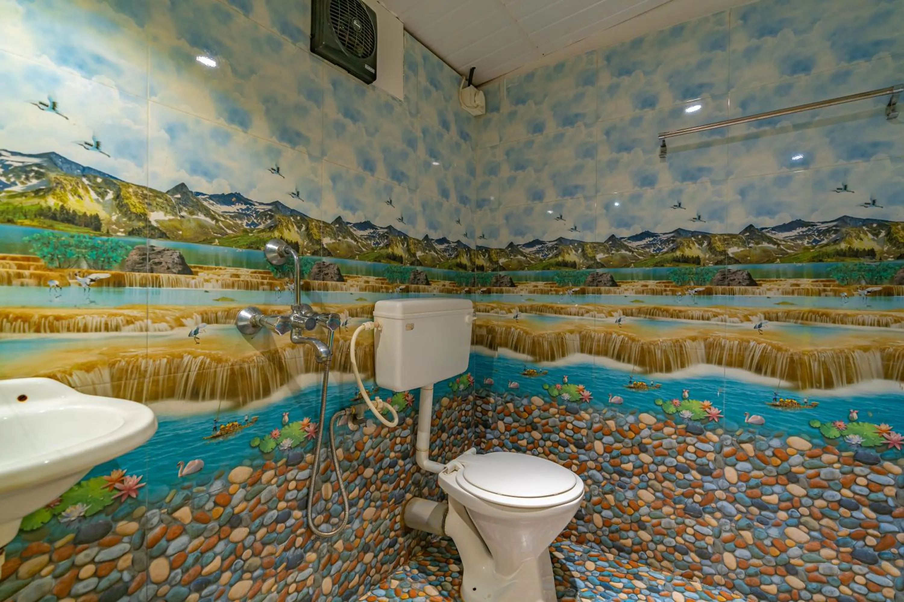 Toilet in Whoopers Party Hostel, Palolem