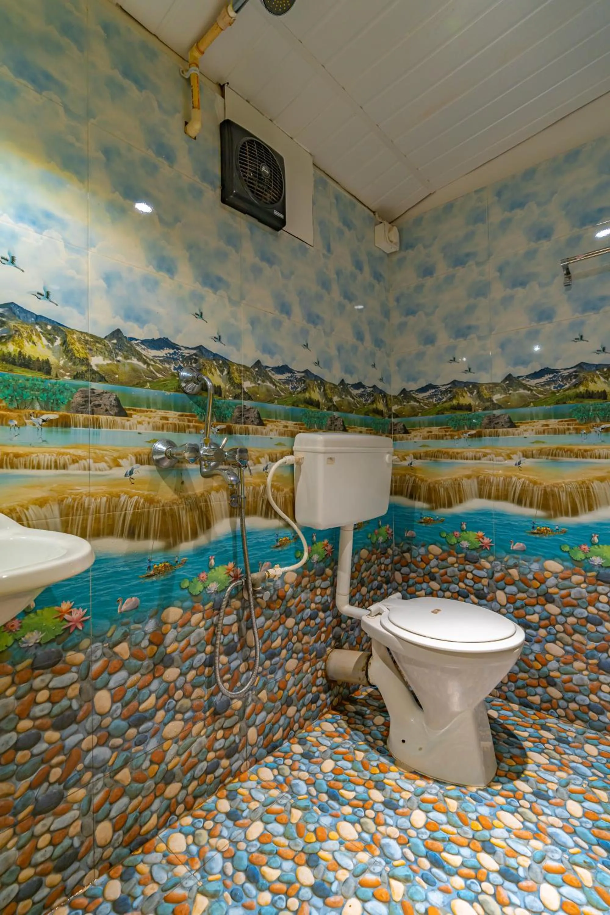 Toilet in Whoopers Party Hostel, Palolem