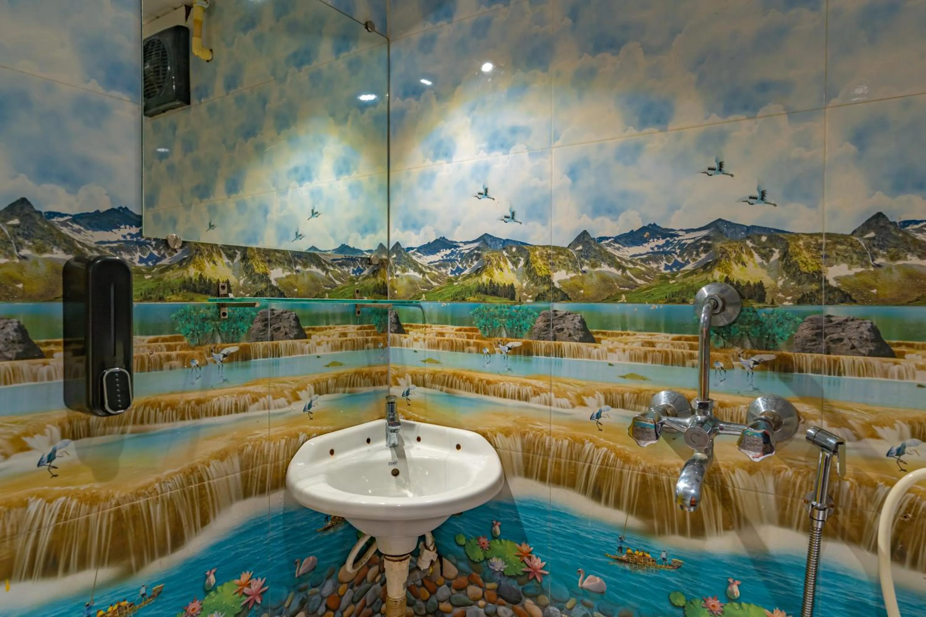 Bathroom in Whoopers Party Hostel, Palolem