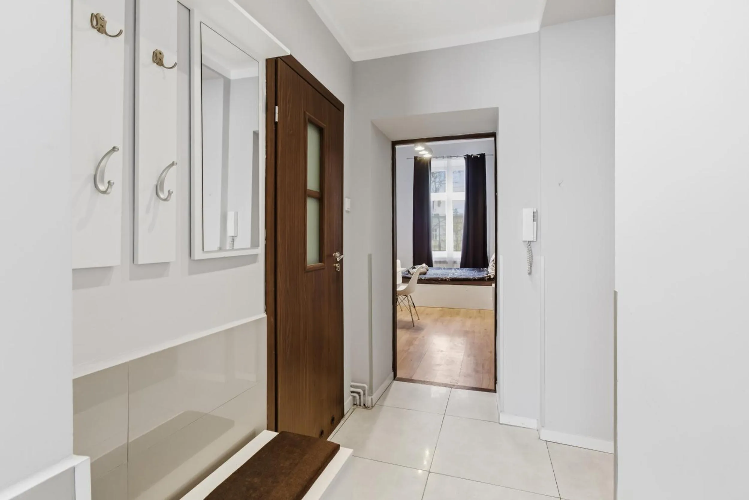 Photo of the whole room in 70s Hostel