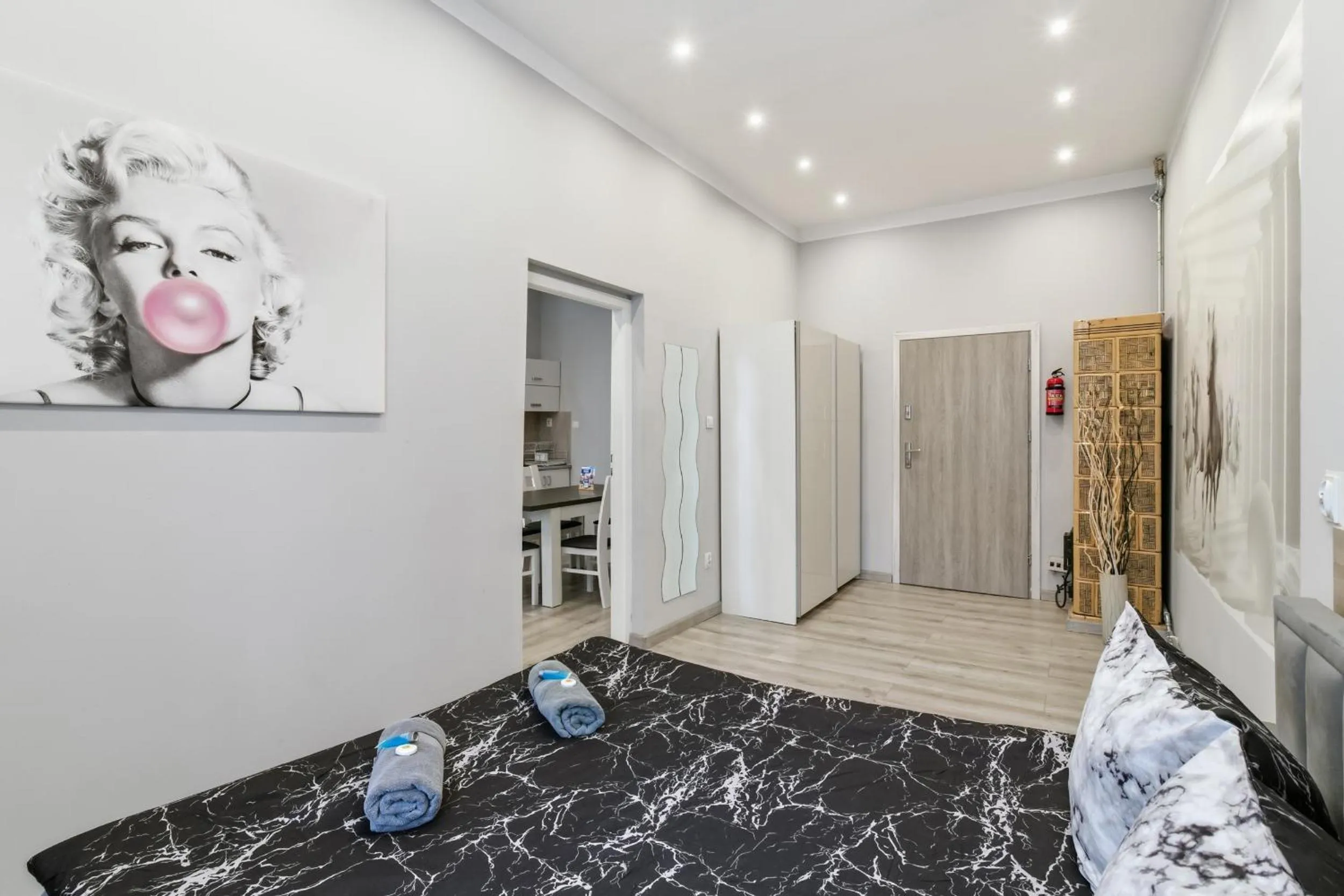 Facade/entrance in 70s Hostel