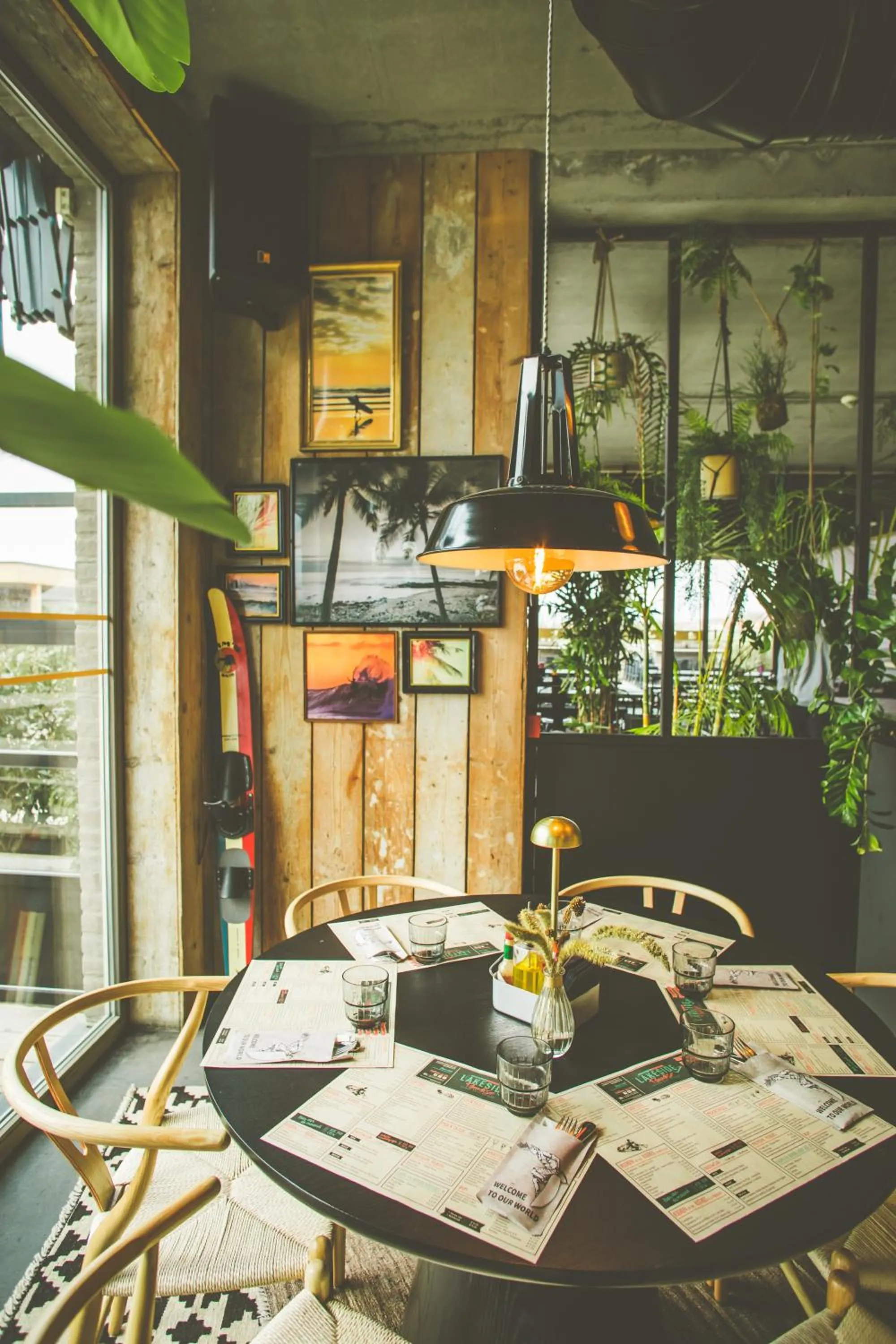 Restaurant/places to eat in Lakeside Paradise Sport Hostel