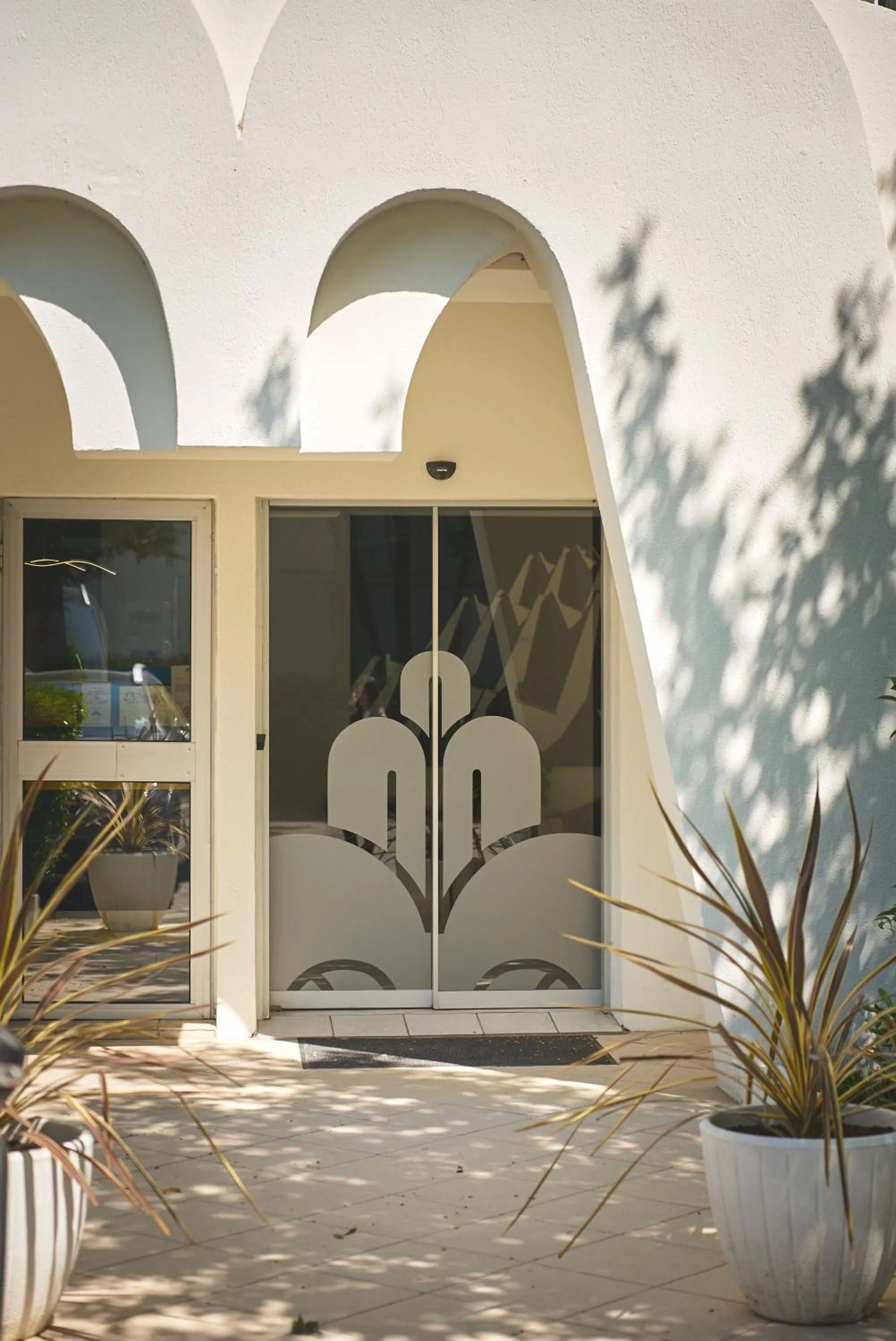 Facade/entrance in Hôtel Les Rives Bleues