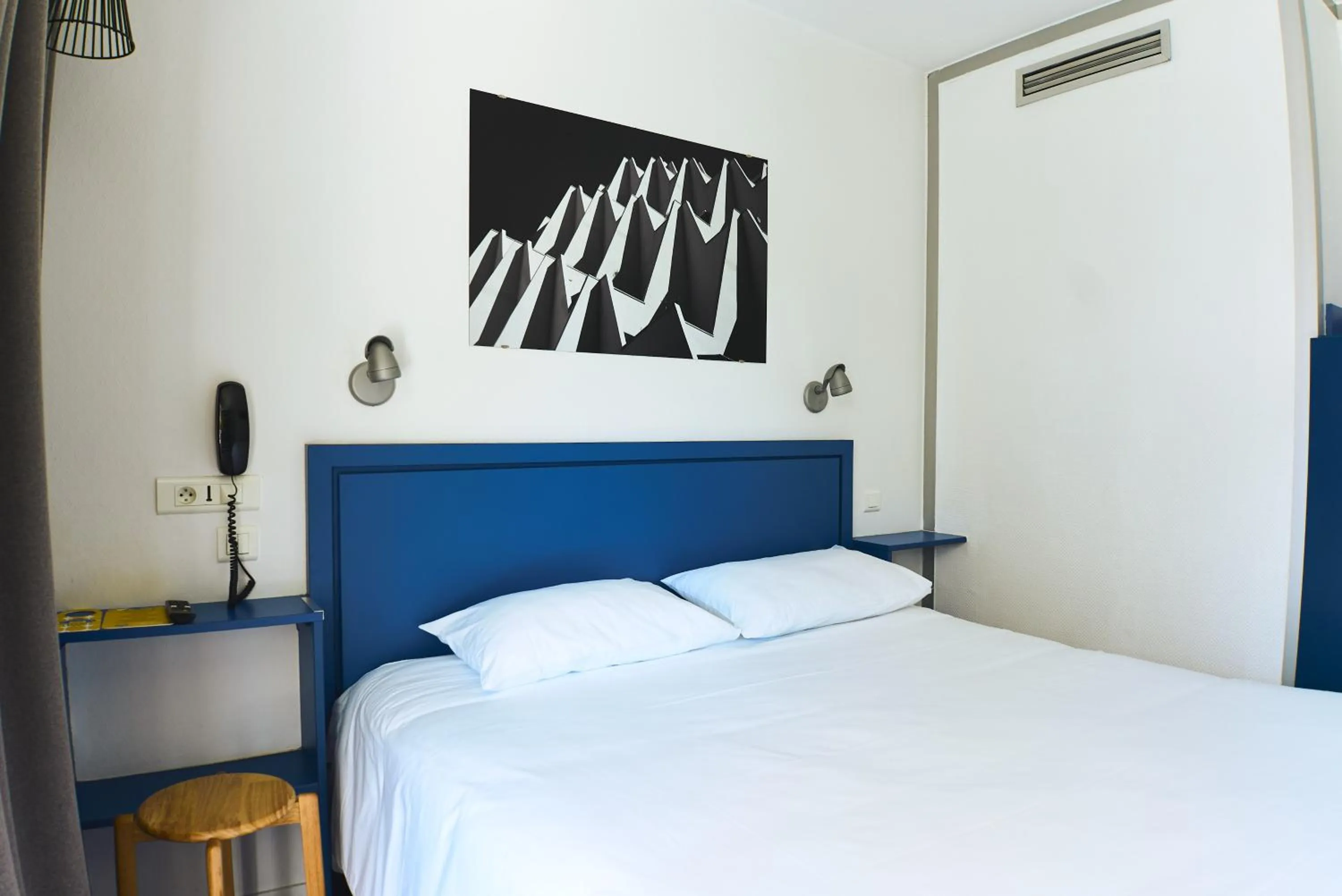 Photo of the whole room, Bed in Hôtel Les Rives Bleues
