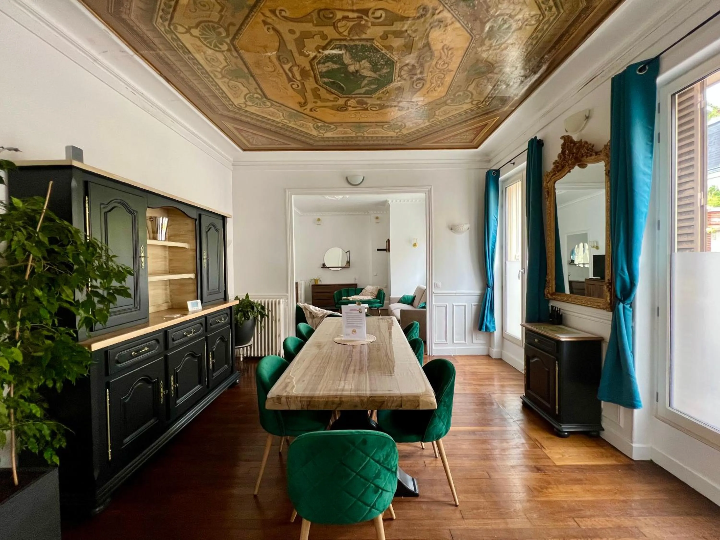 Appartement de luxe avec fresque, hyper centre et parking sûre