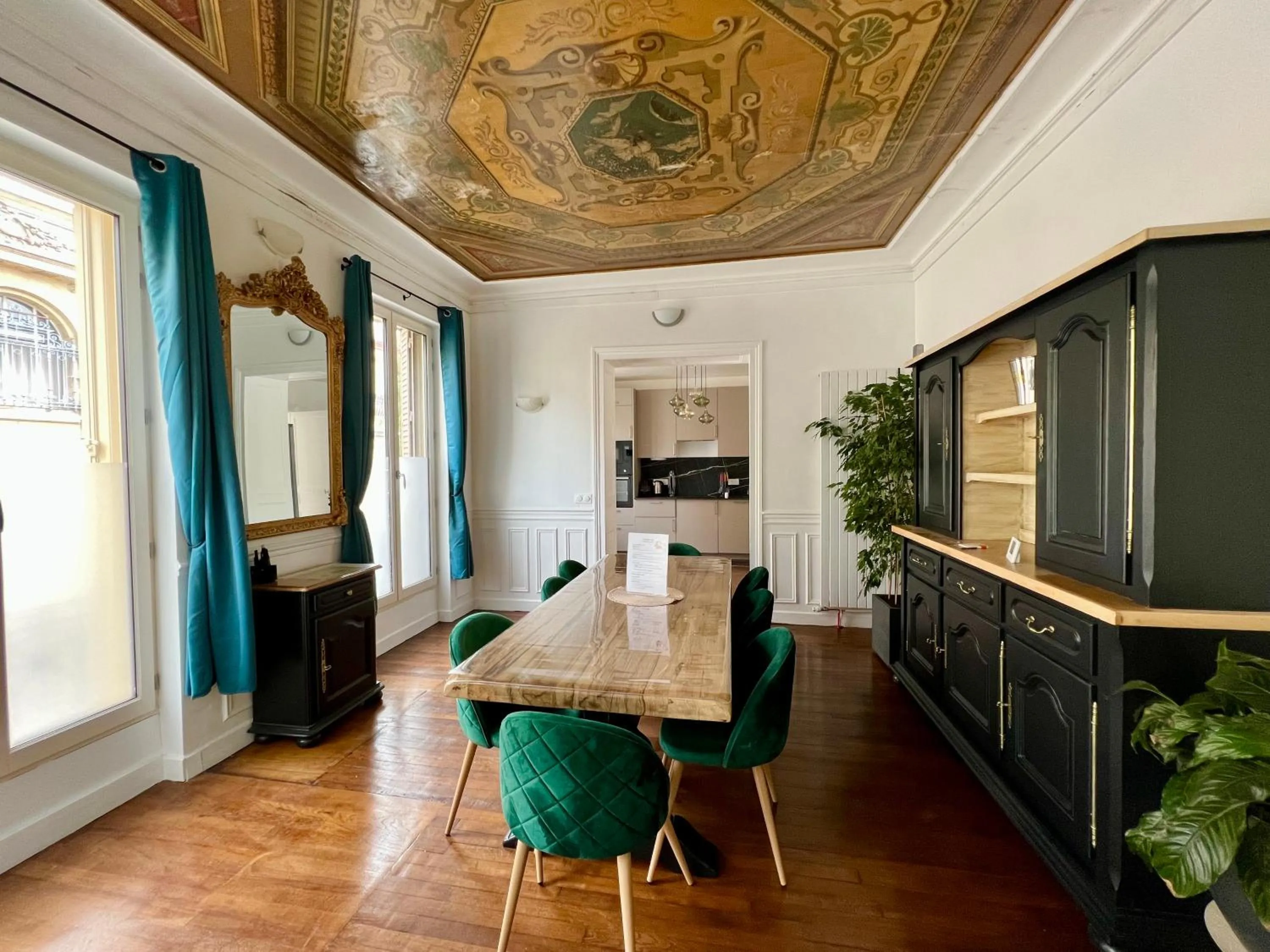 Appartement de luxe avec fresque, hyper centre et parking sûre