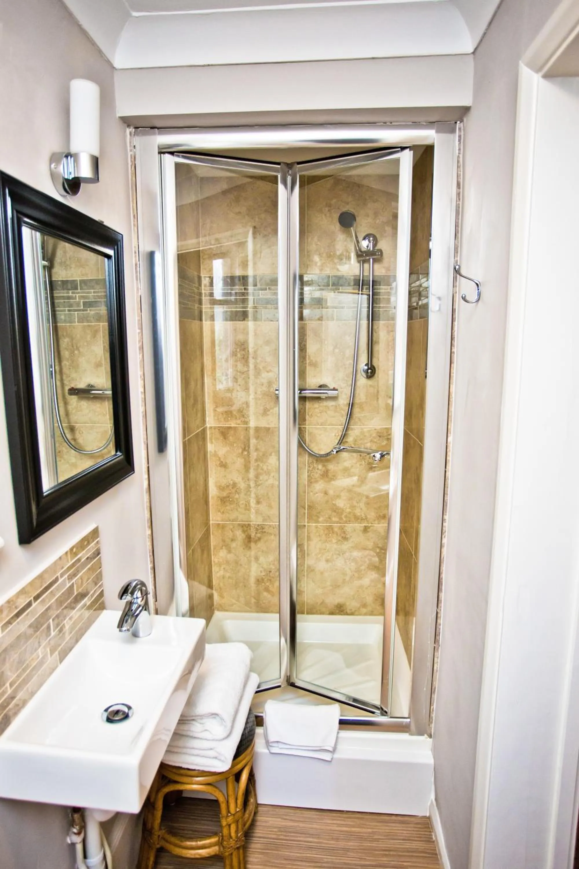 Shower in Wards Hotel & Restaurant