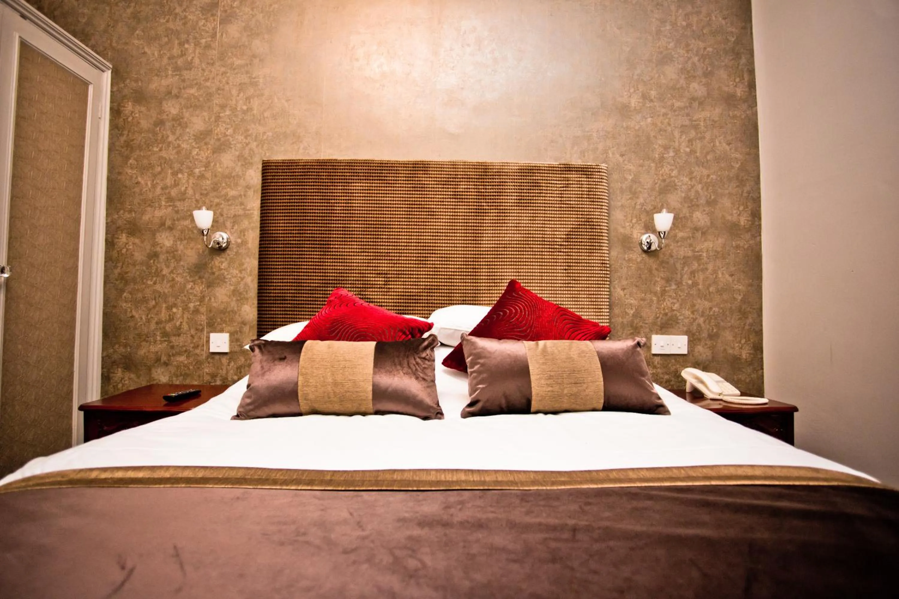 Bed in Wards Hotel & Restaurant