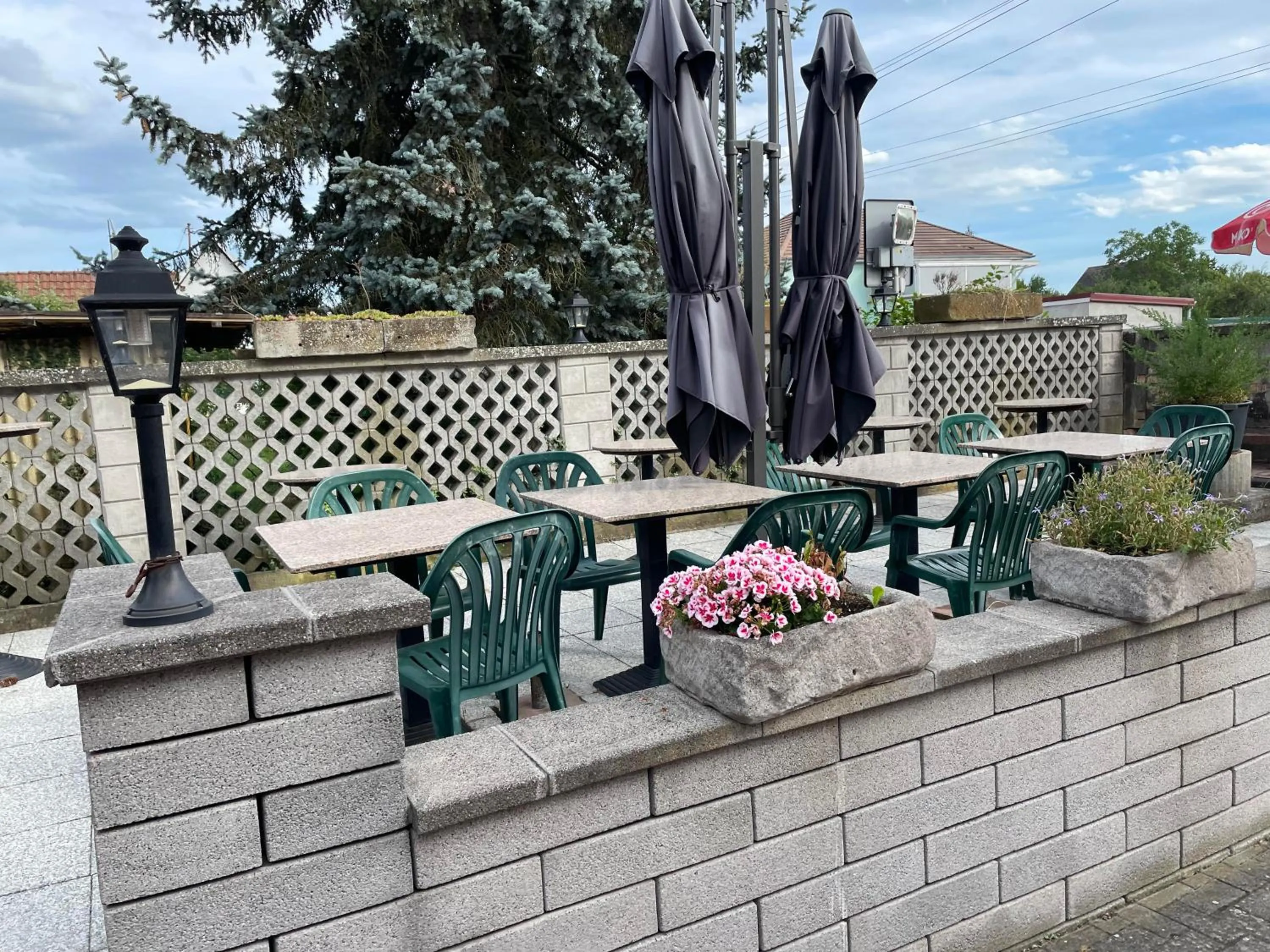 Patio in Hôtel à la croix d'or