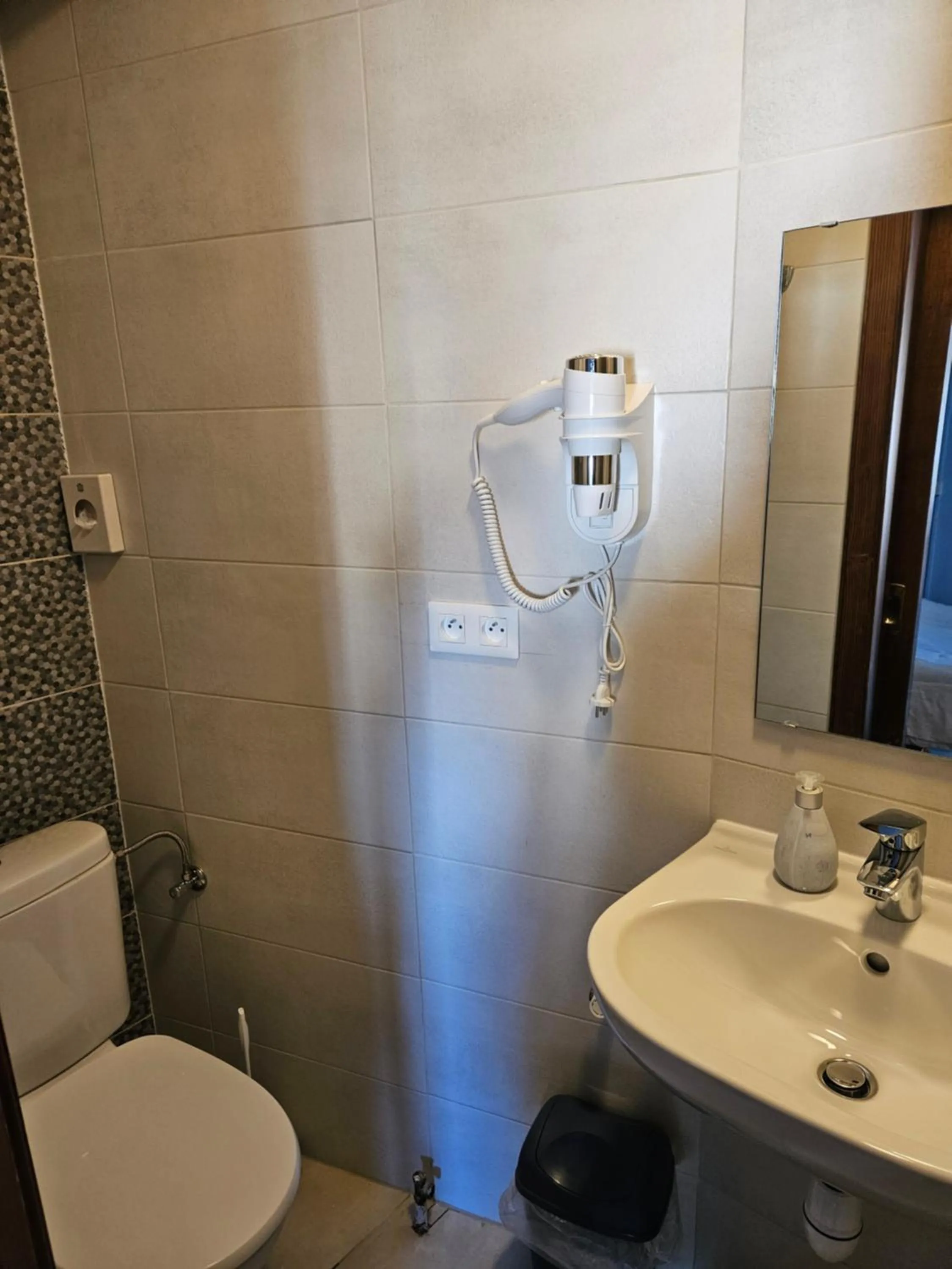 Toilet in Hôtel à la croix d'or